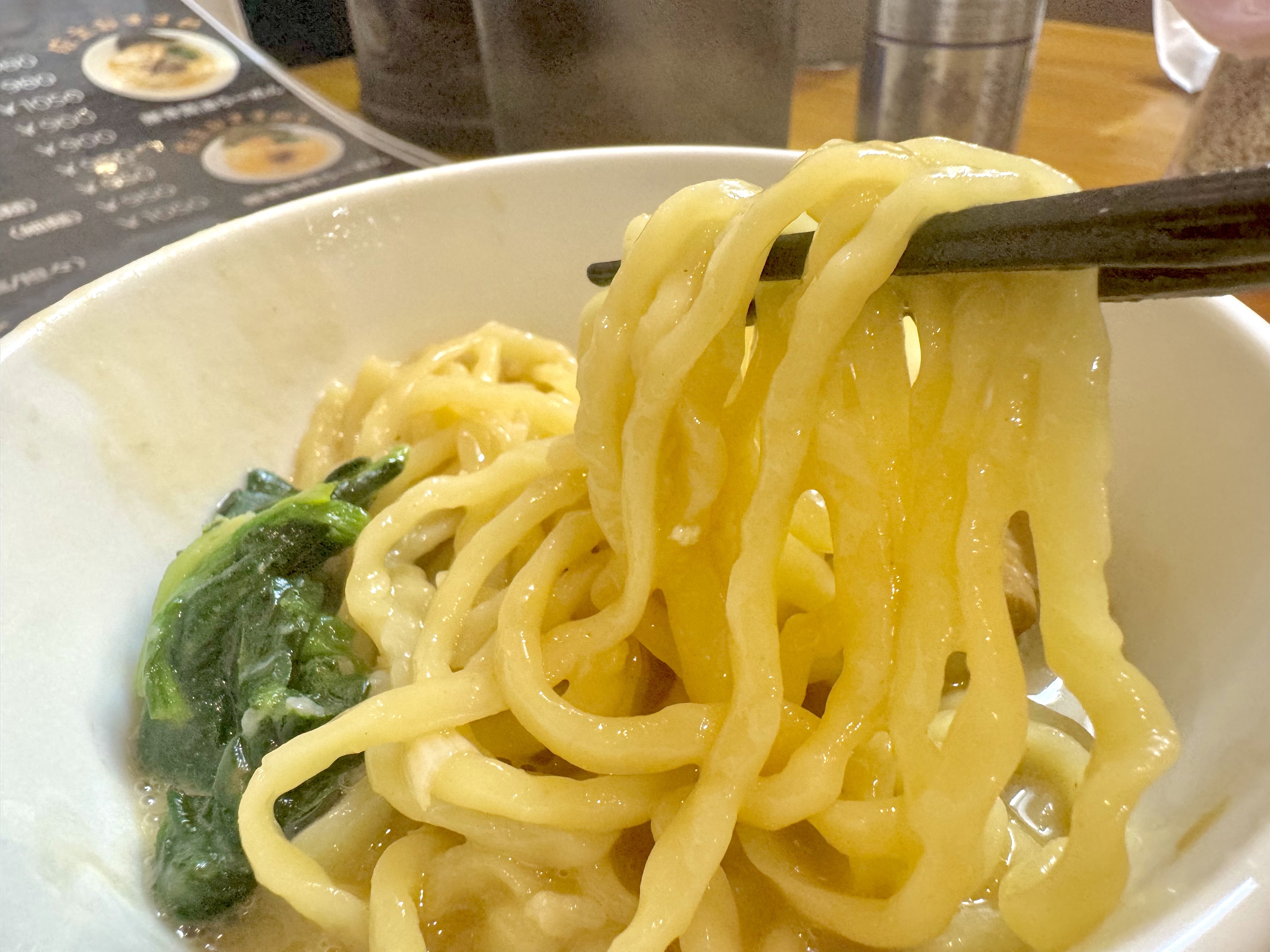 豚骨らーめん 醤油の麺をリフトアップ