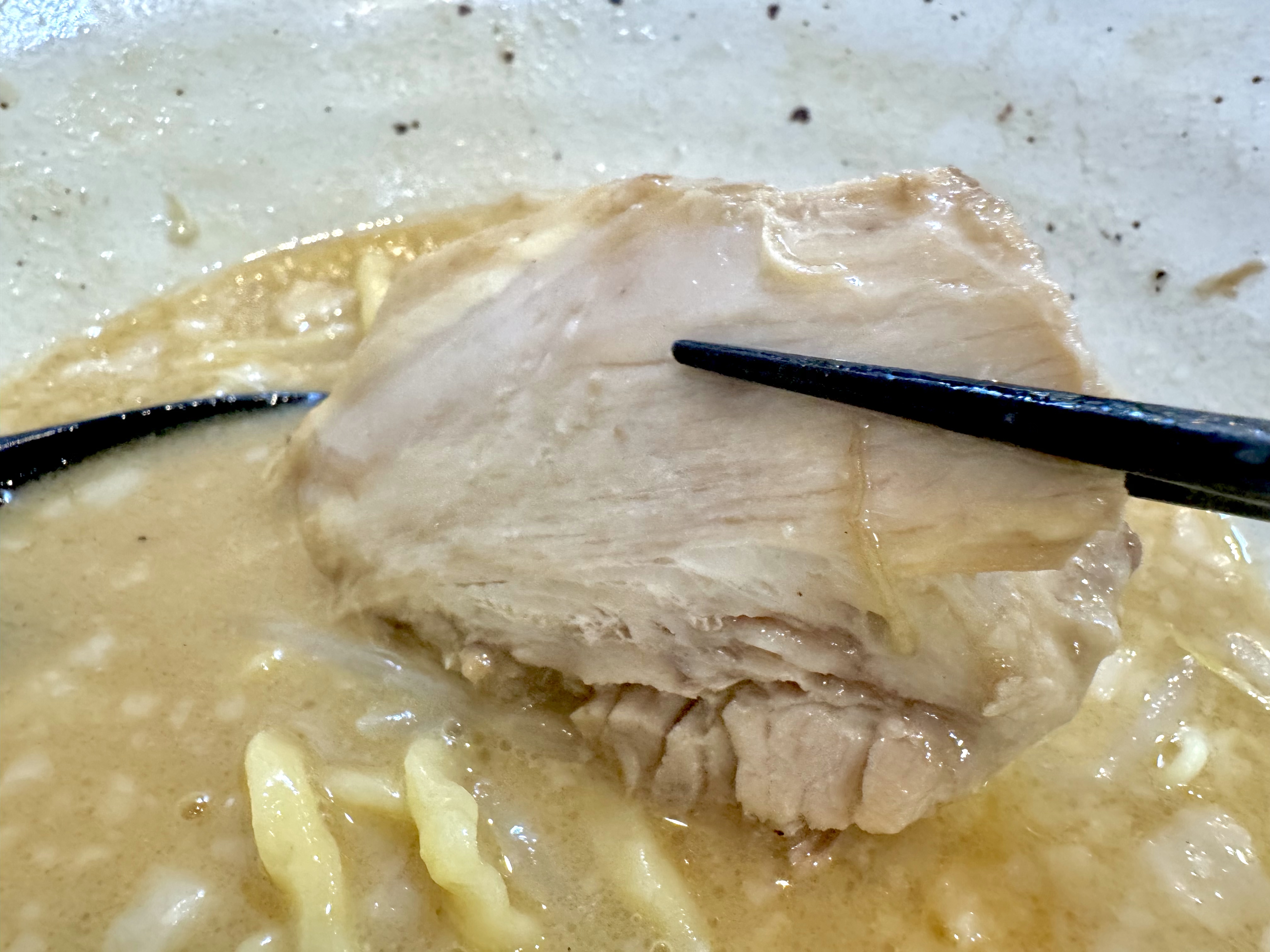 二郎系ラーメンに乗る豚