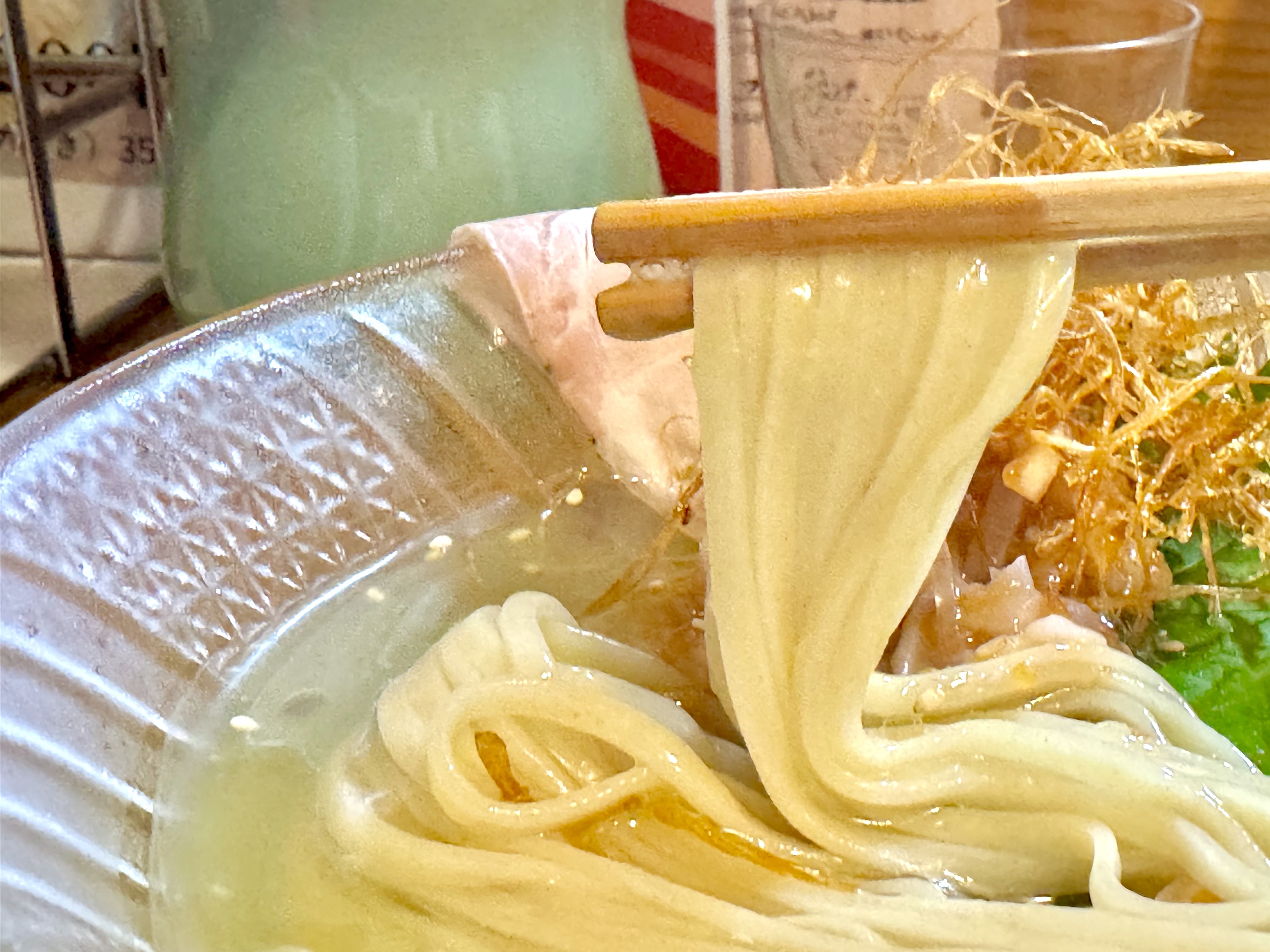冷やし鶏そばの麺をリフトアップ