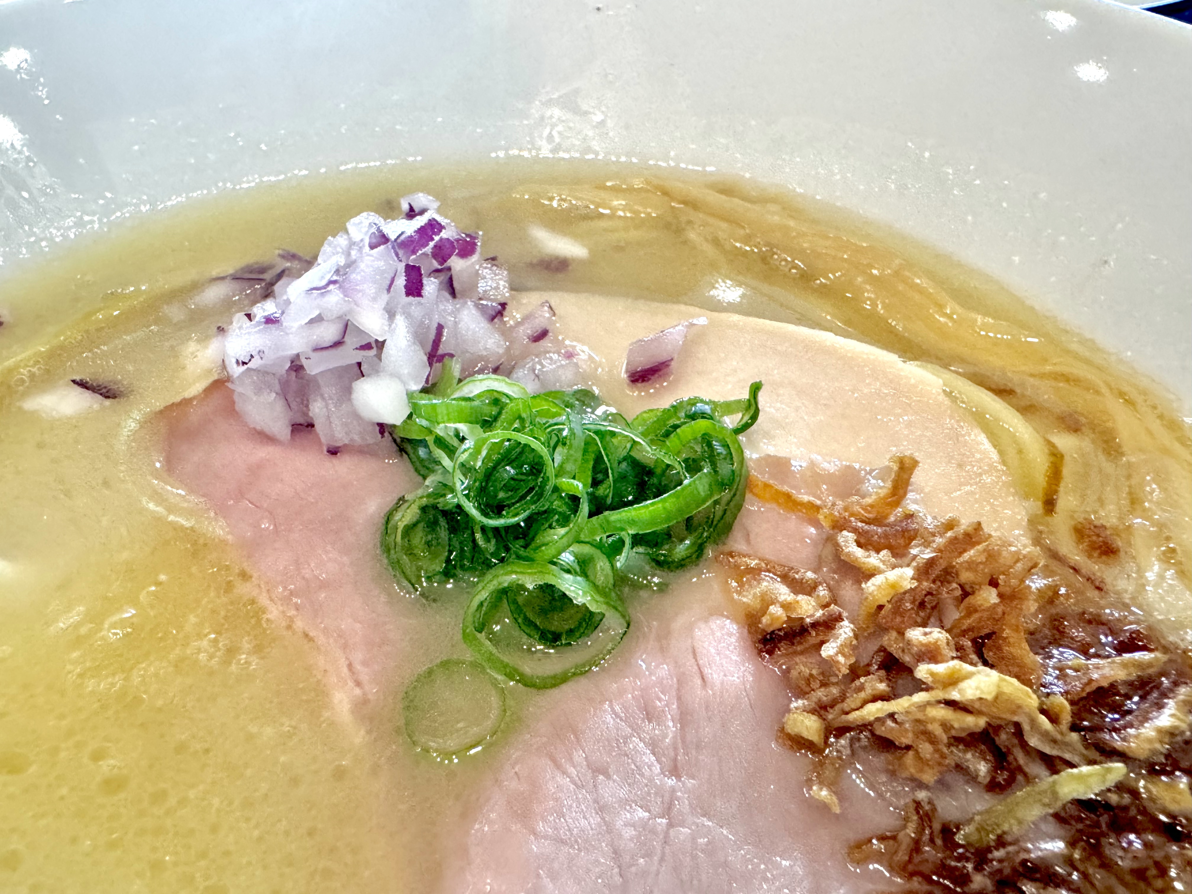 鶏白湯塩の麺上のアーリーレッド・九条ネギ・フライドオニオン