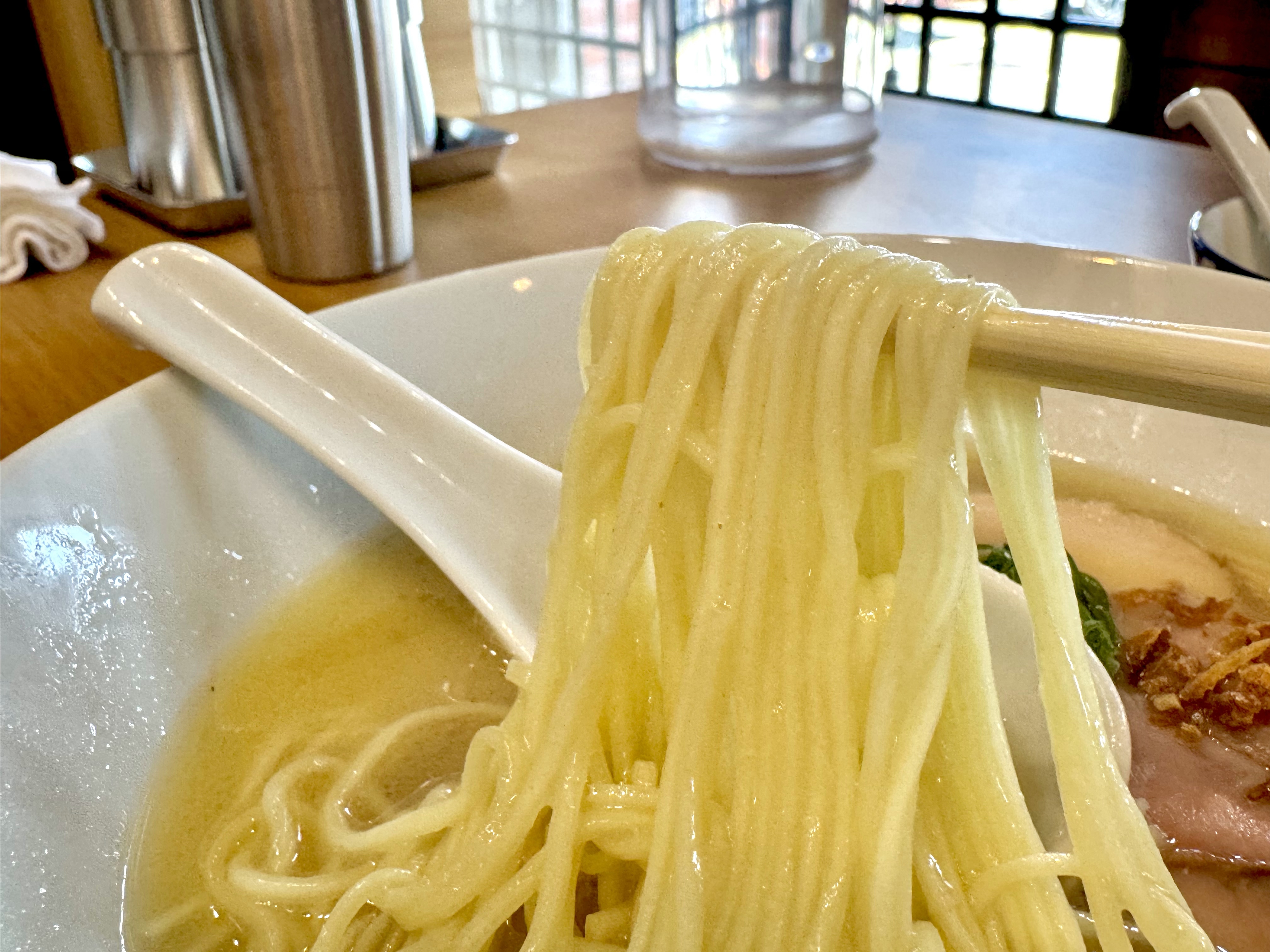 菅野製麺所の鶏白湯塩らぁ麺の中細麺は滑らか