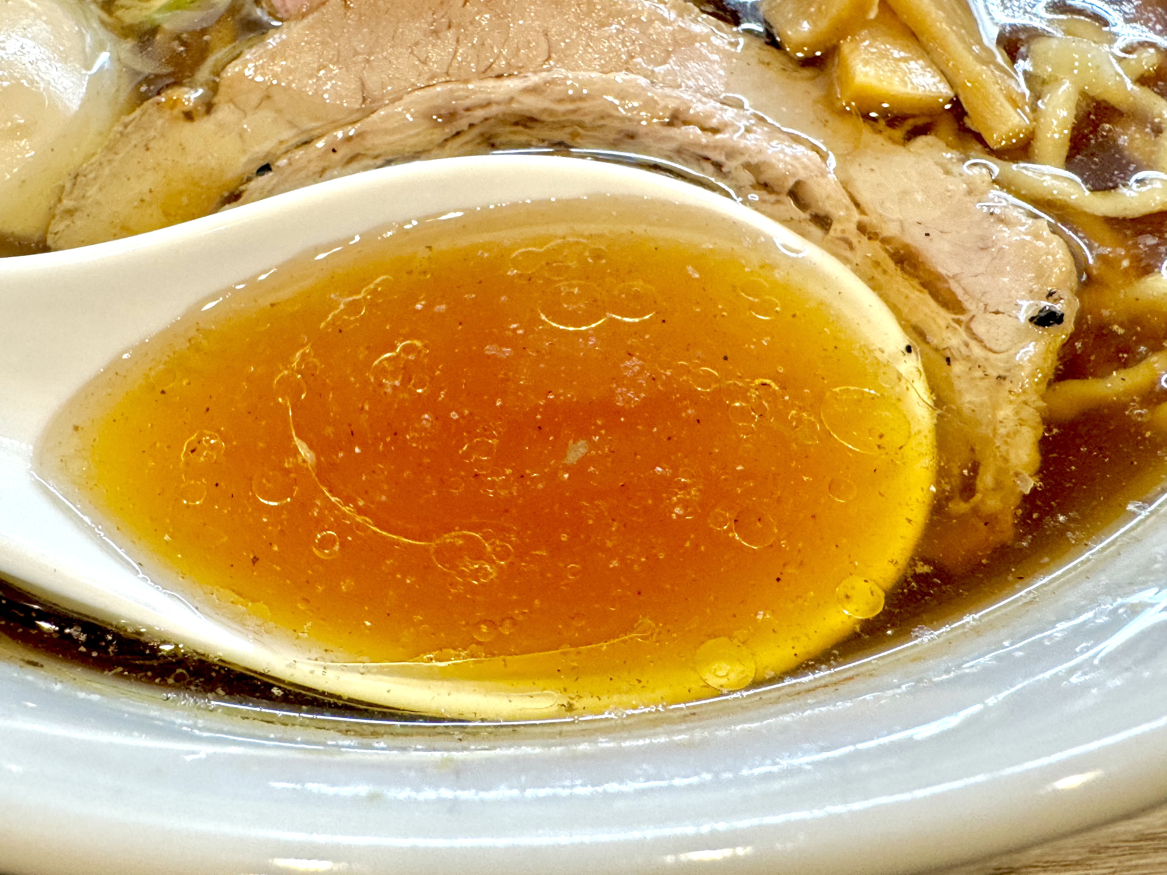 スッキリしているが熱々で美味しいスープ