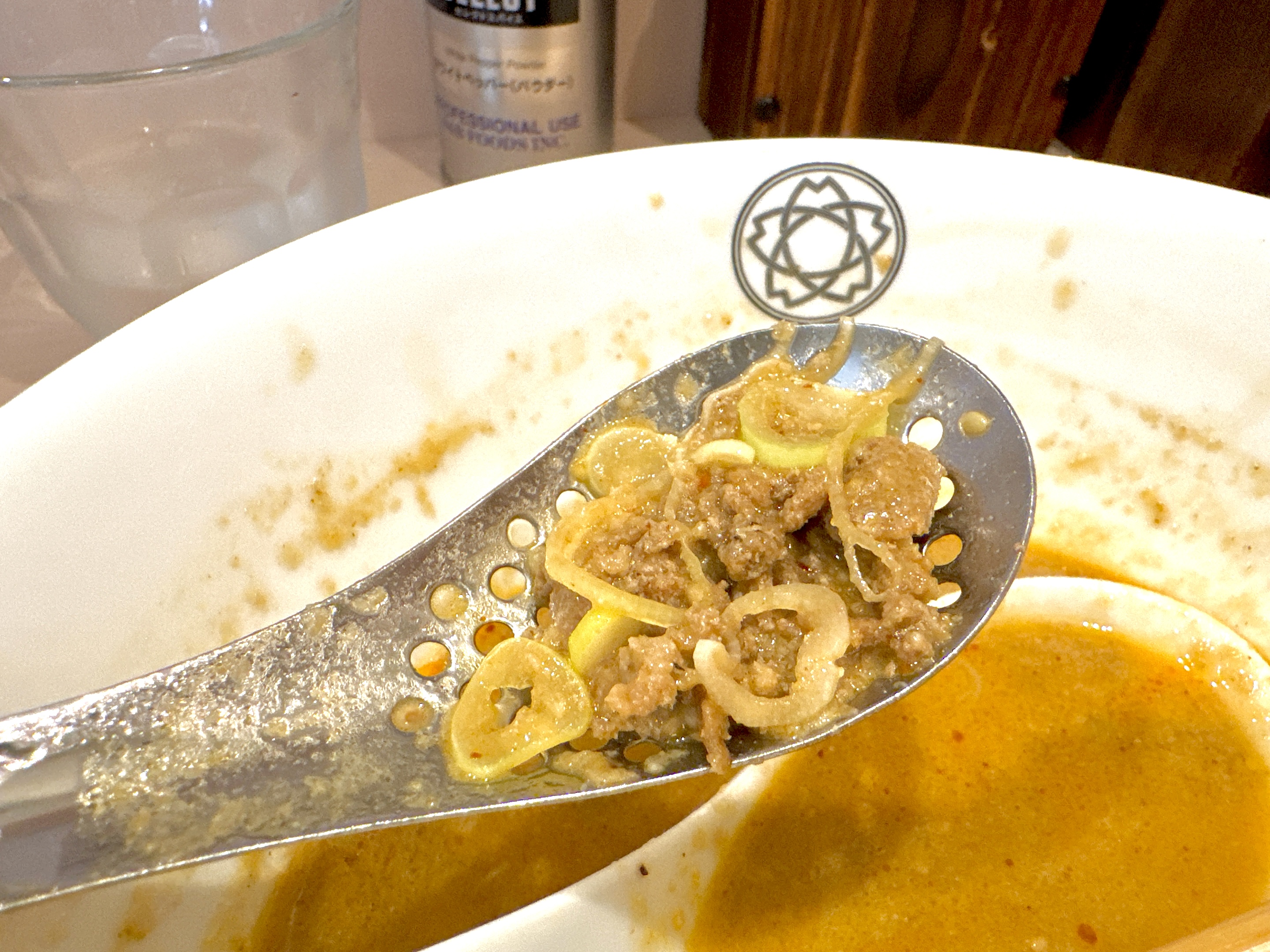 穴あきスプーンで最後まで美味しく食べられる