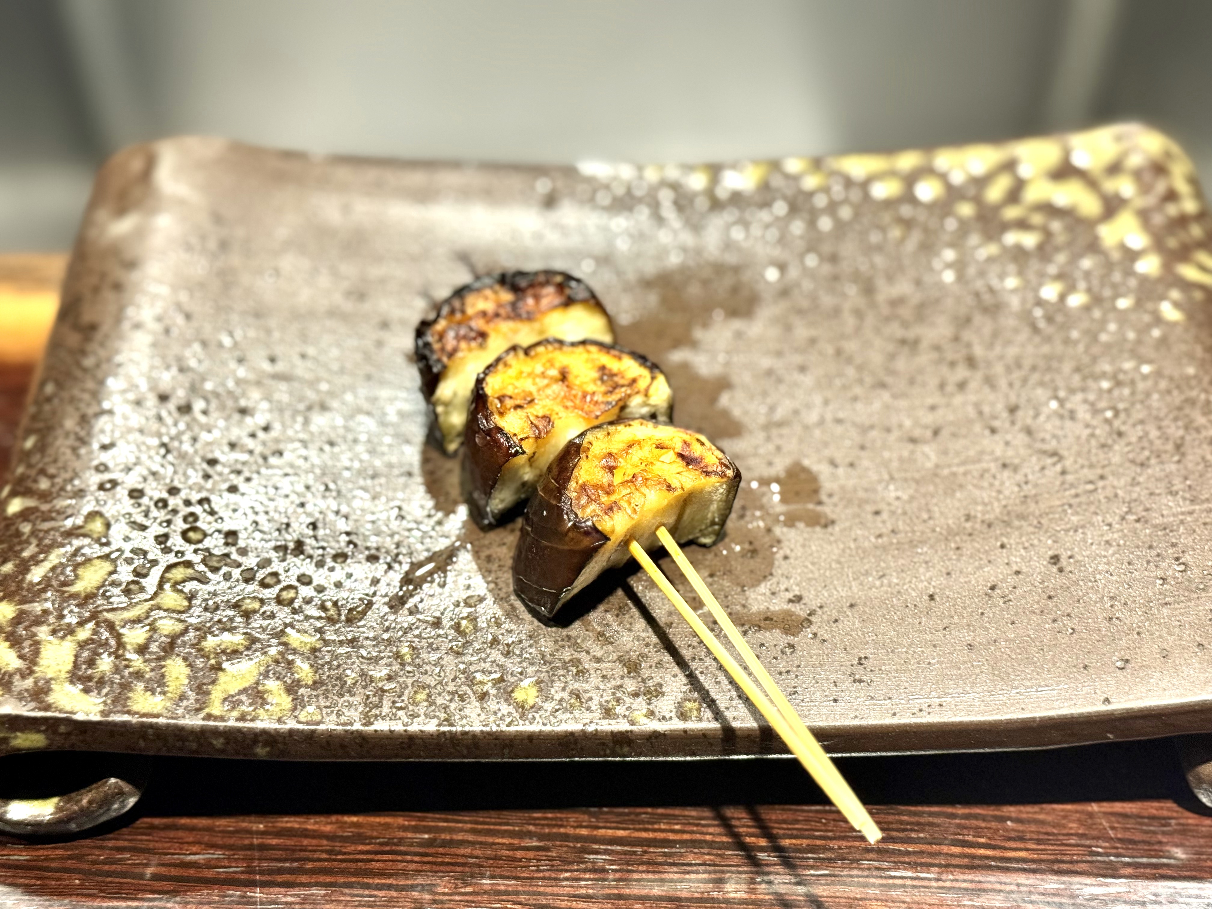 ナス焼きは熱々で香りが良い