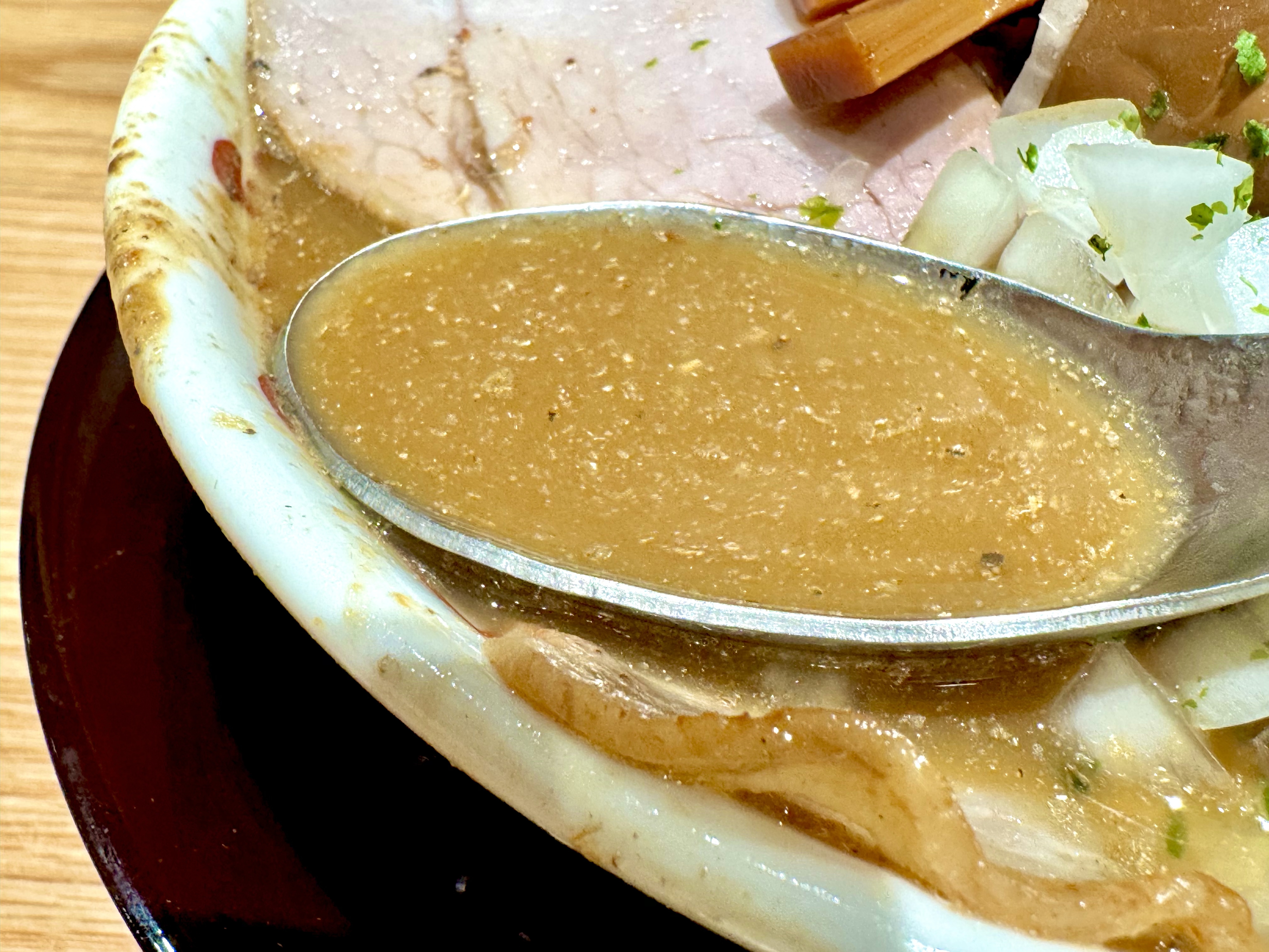 豚骨と煮干しの豪華なスープ