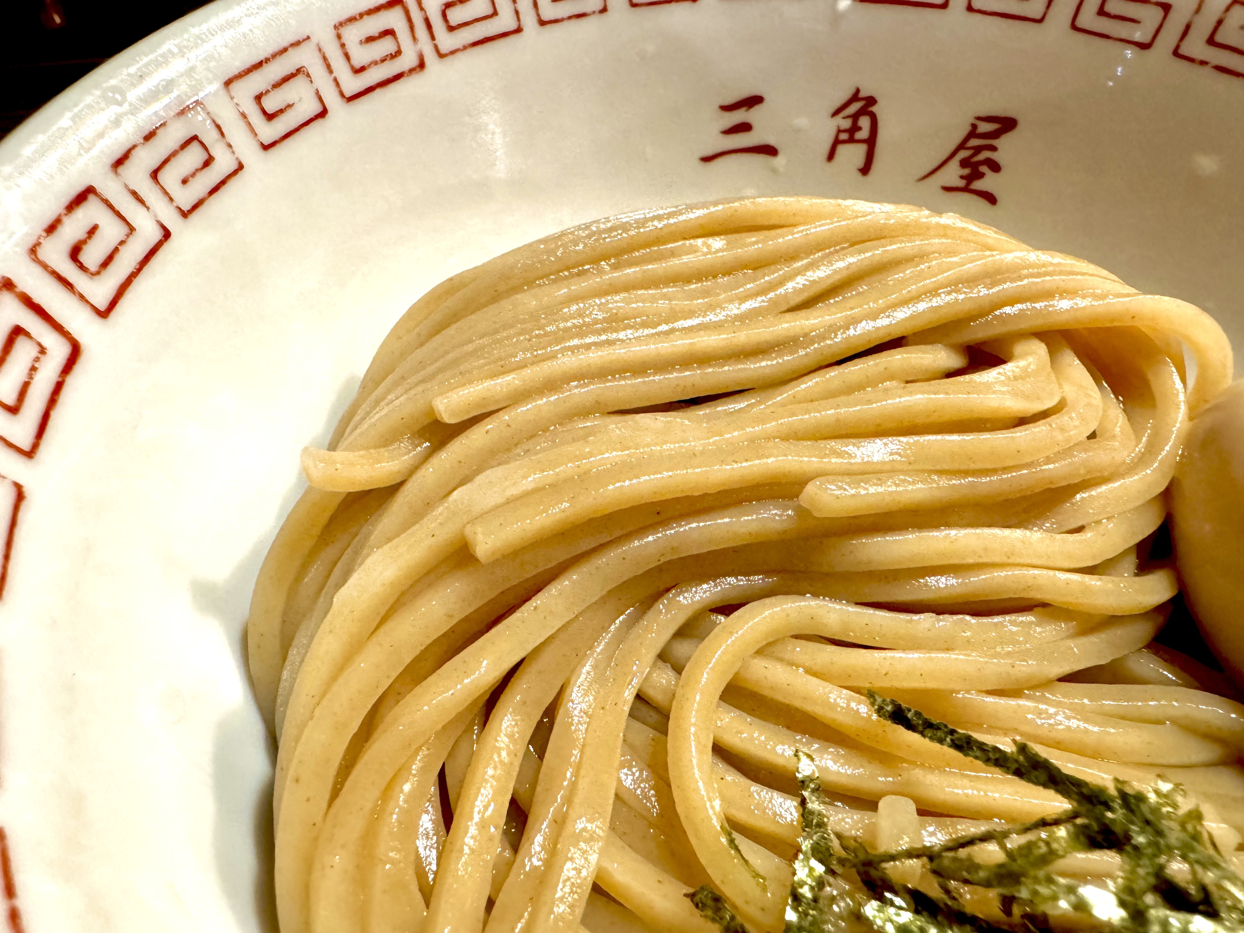 三角屋つけ麺の中太麺