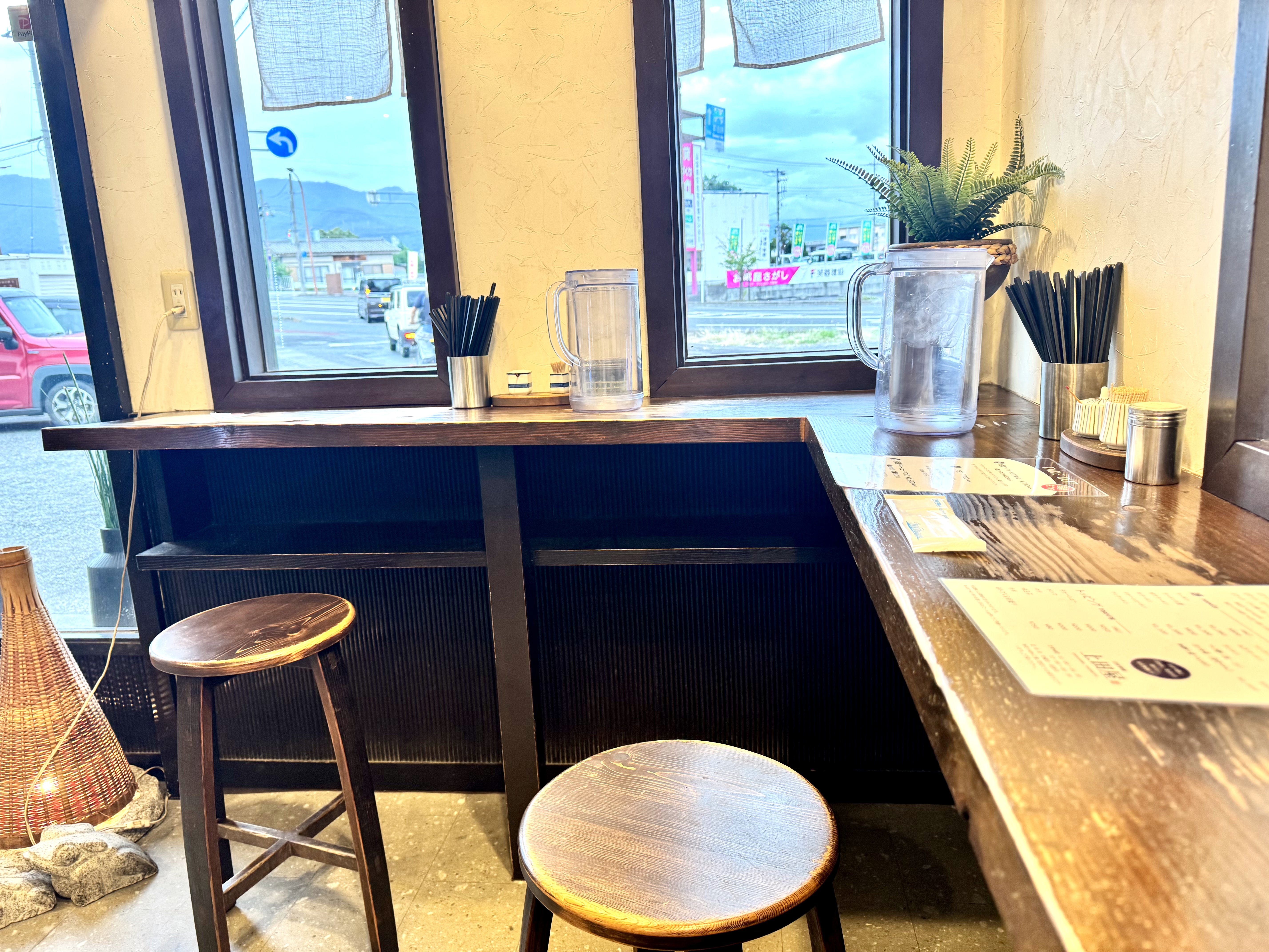 店内のカウンター席