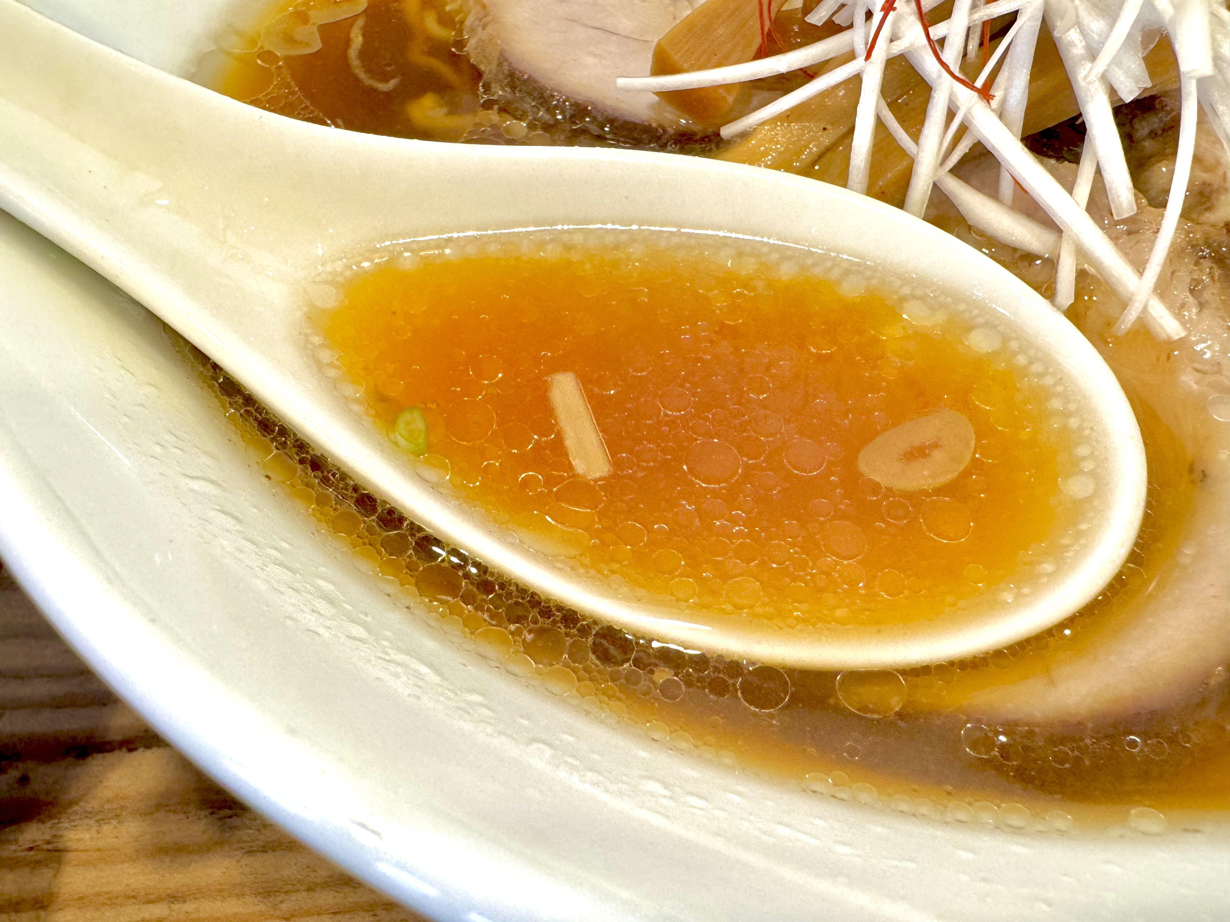 鶏の旨み効いたチャーシューメンのスープ