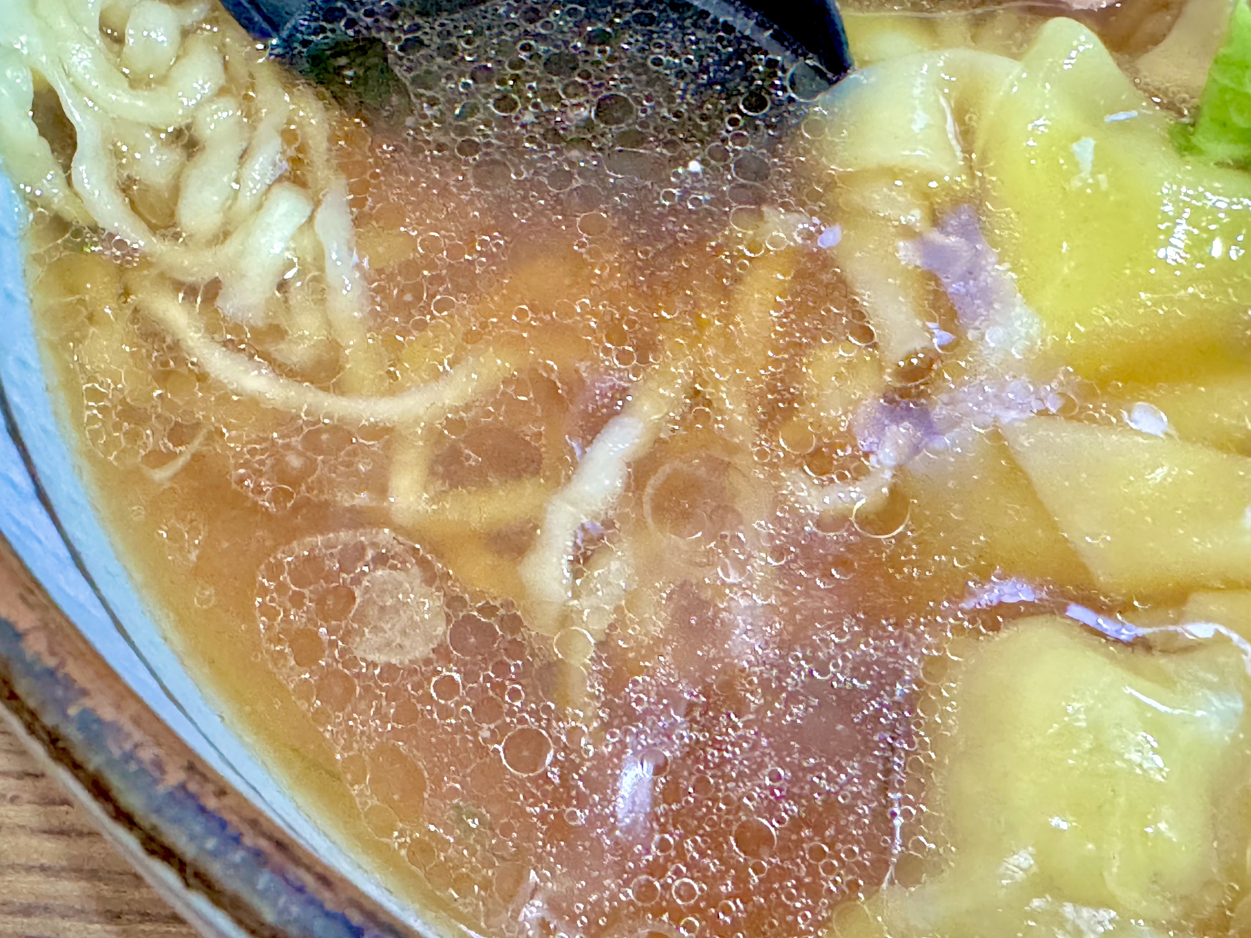 鶏の旨み感じる白河ラーメン系のスープ