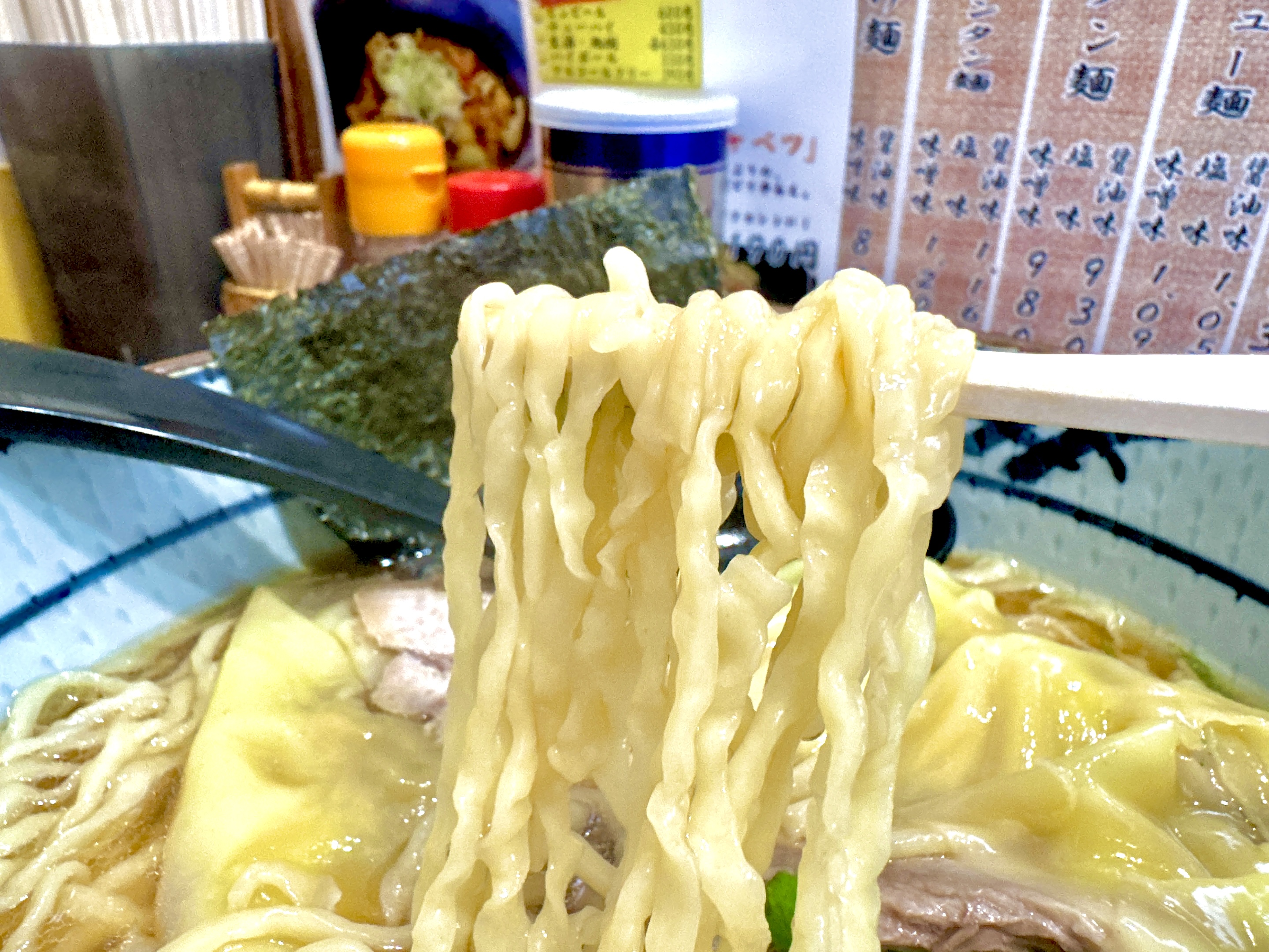 手打ちの自家製中細麺