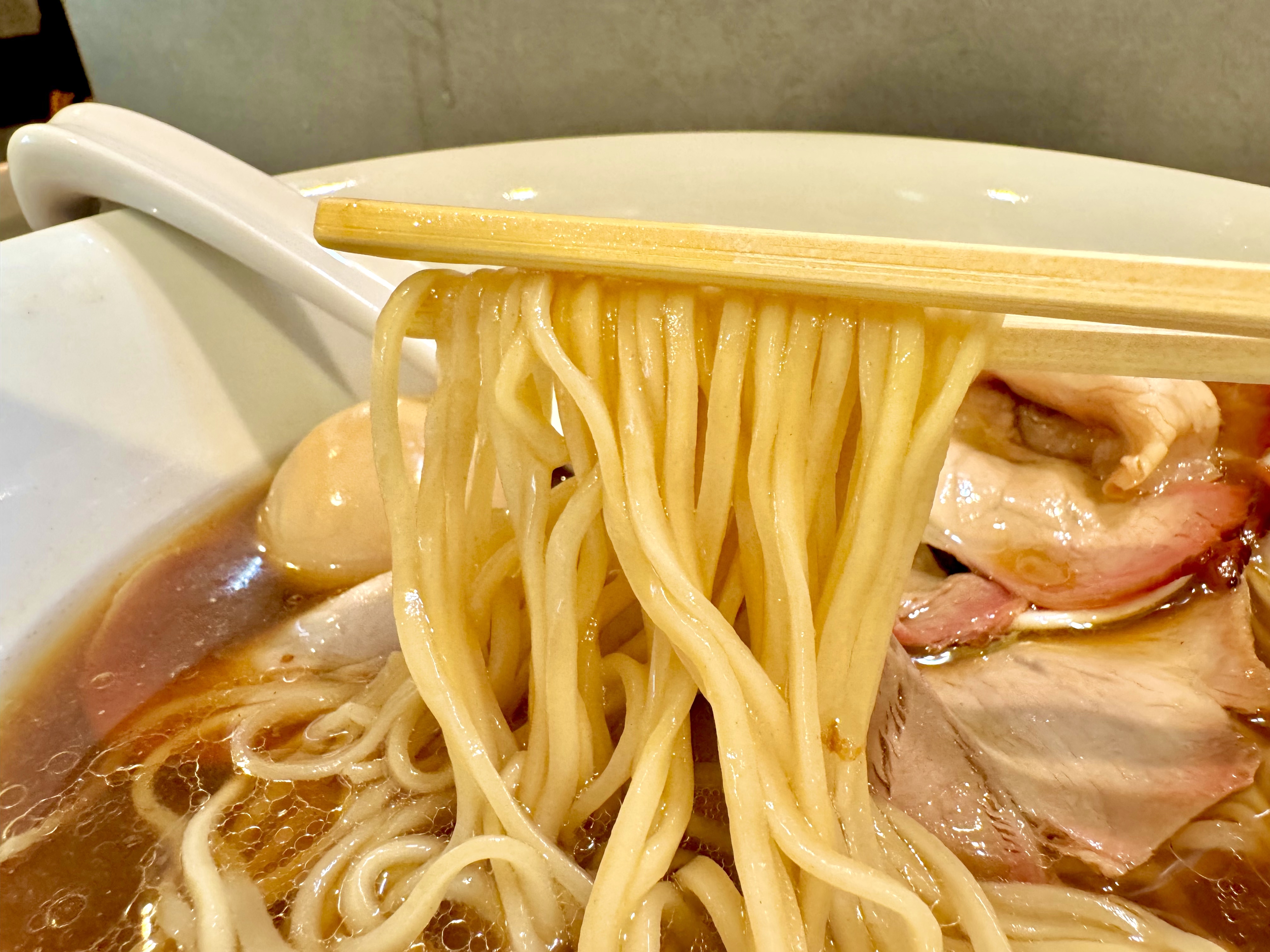 三河屋製麺の滑らかな平打ち麺