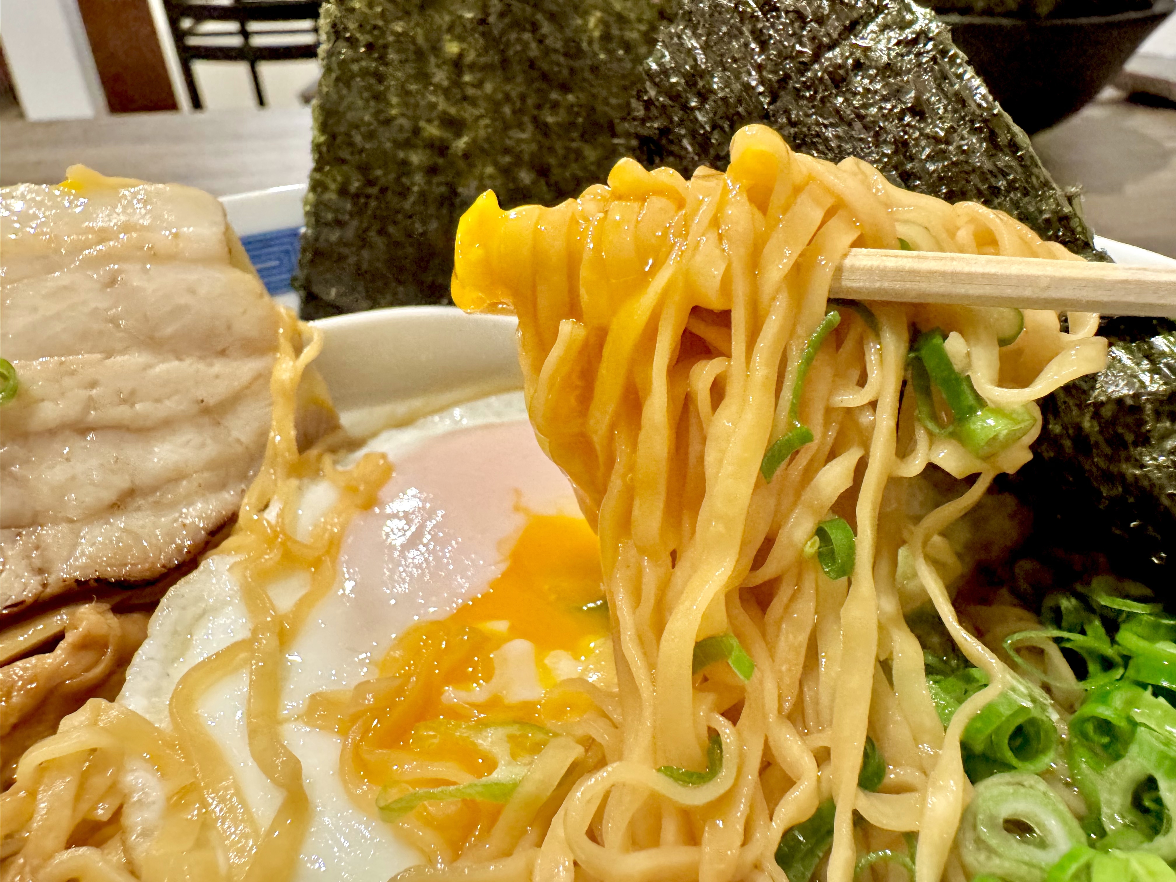 チキンラーメンの麺と卵の黄身を和える