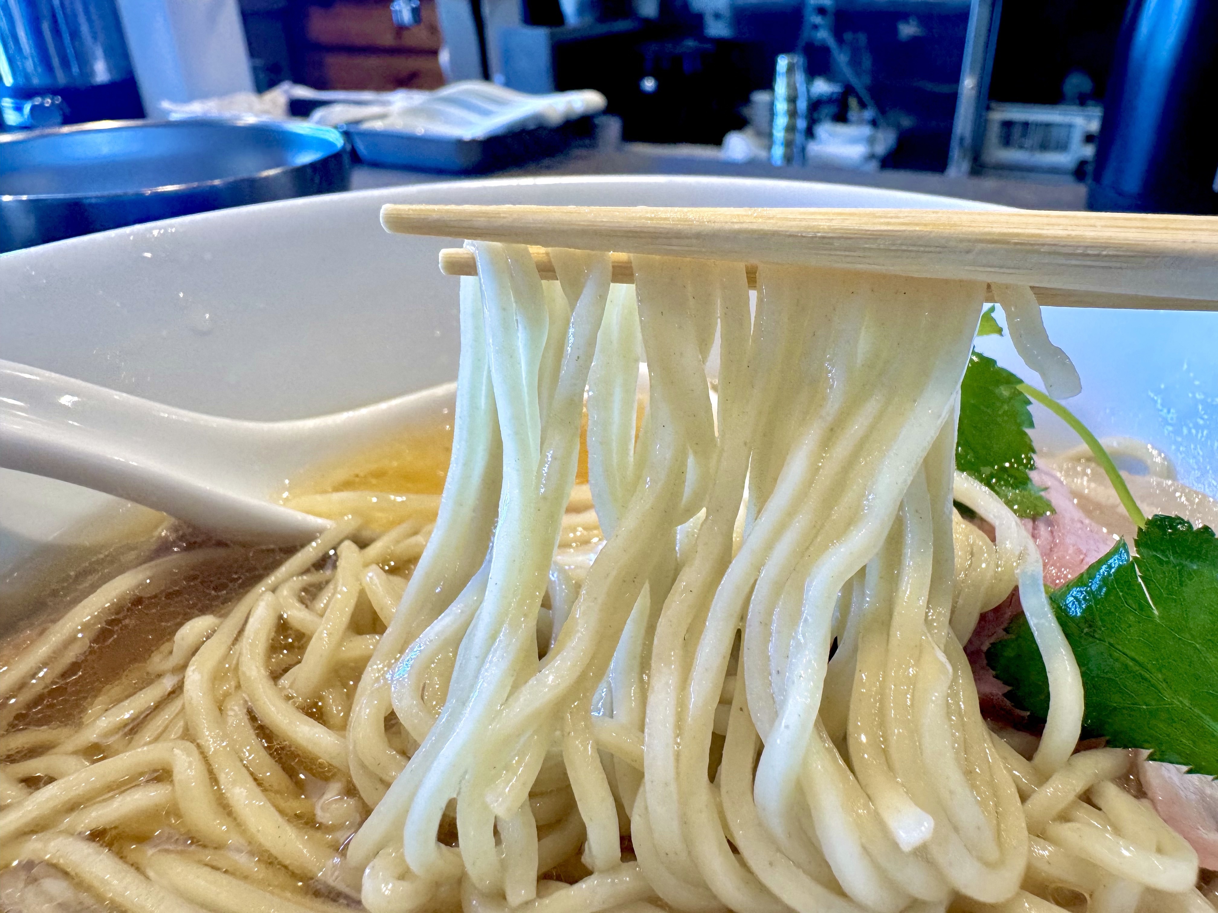 白醤油らぁ麺の中細麺