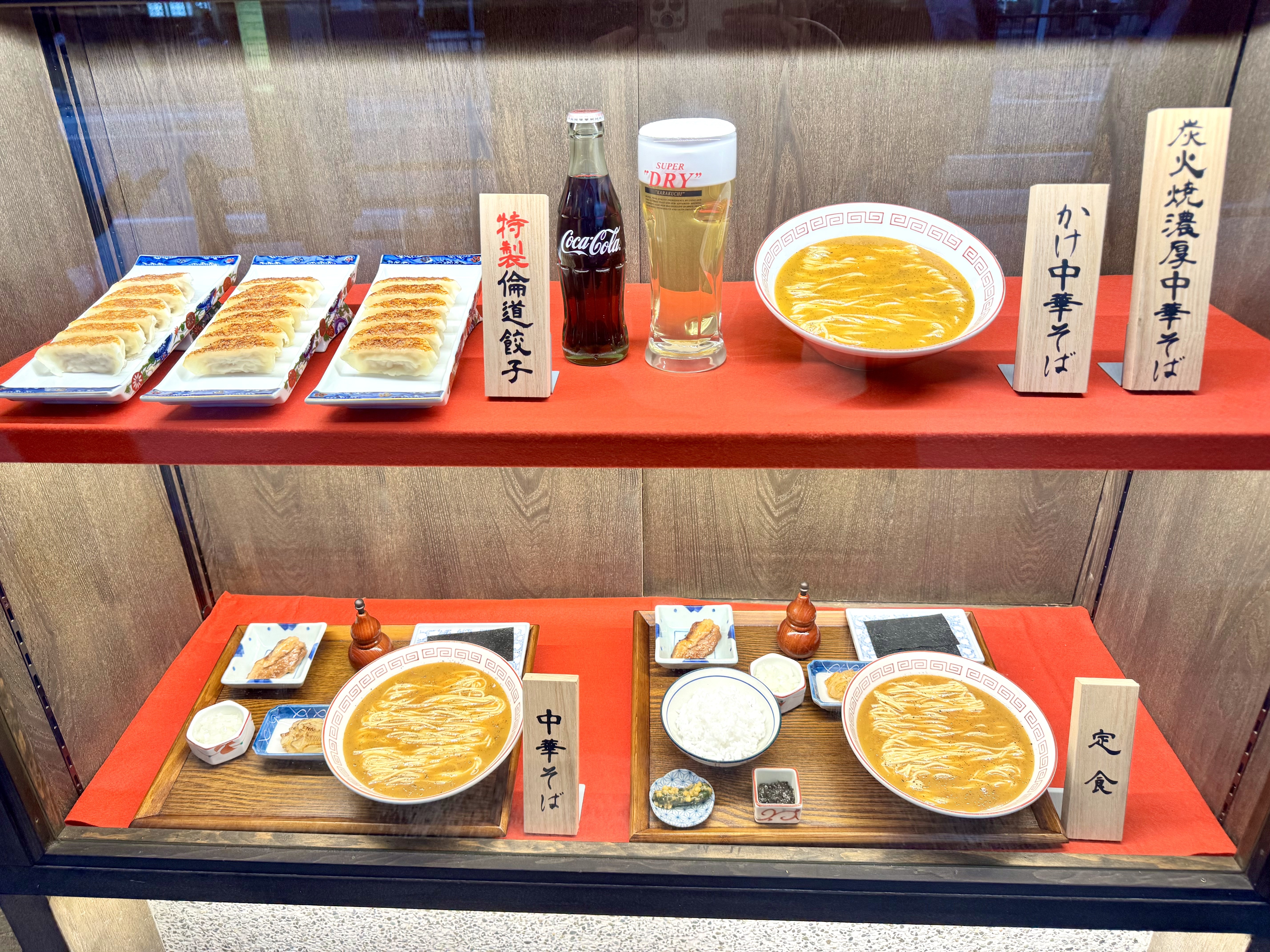 ショーケース内の食品サンプル