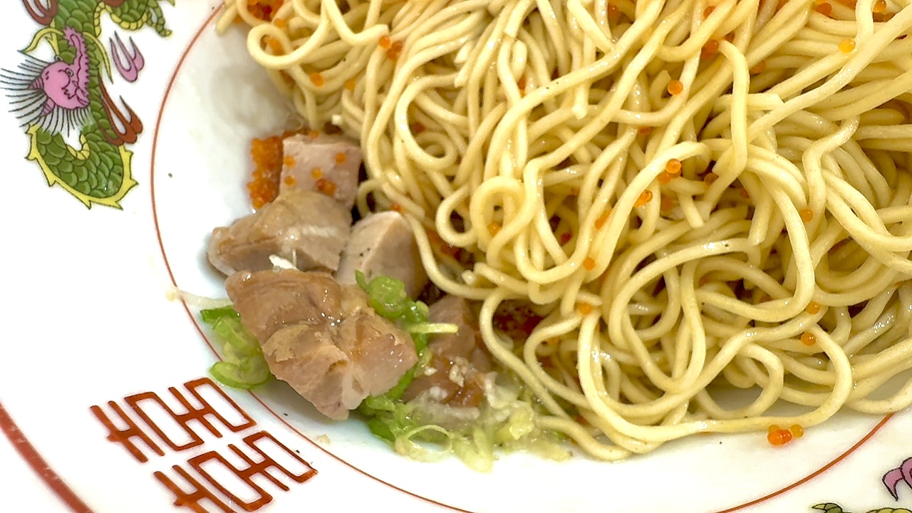 麺の下にタレ・葱・チャーシューがある