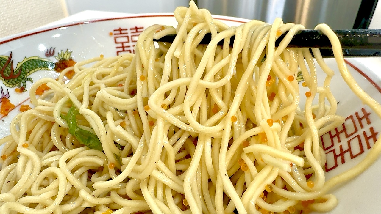 とびっこ絡む中細麺