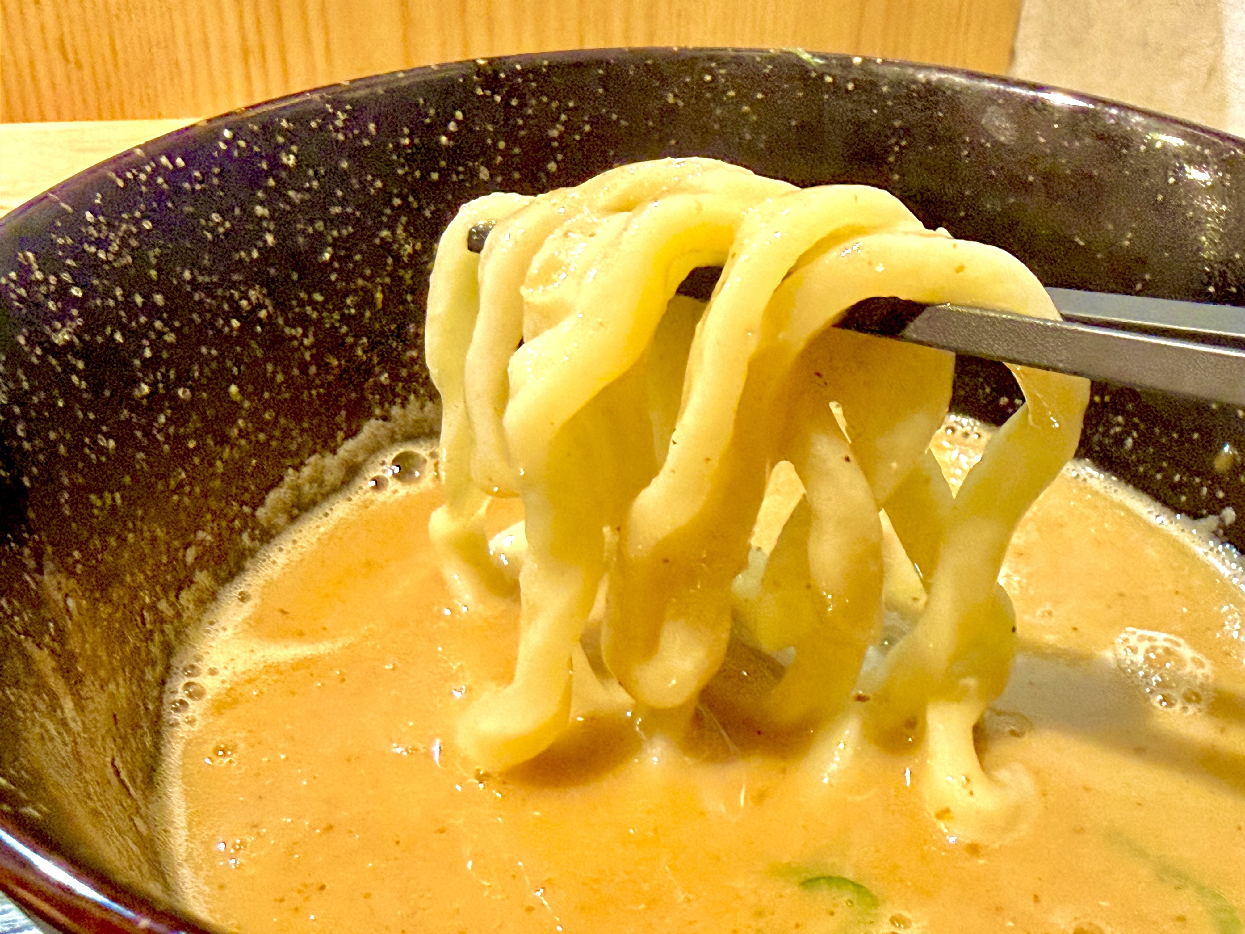 つけ汁につけた太麺