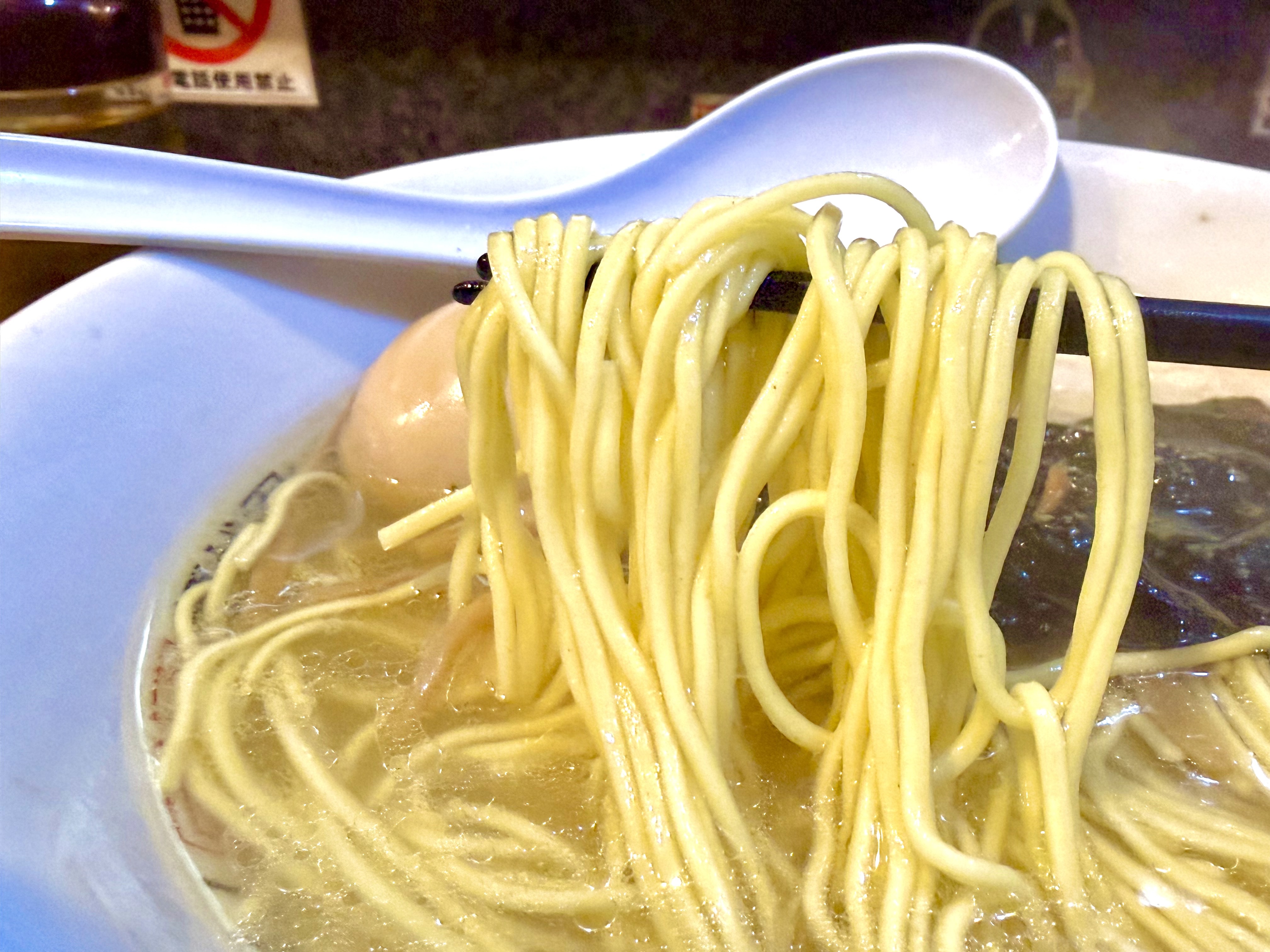 中細のパツパツ麺