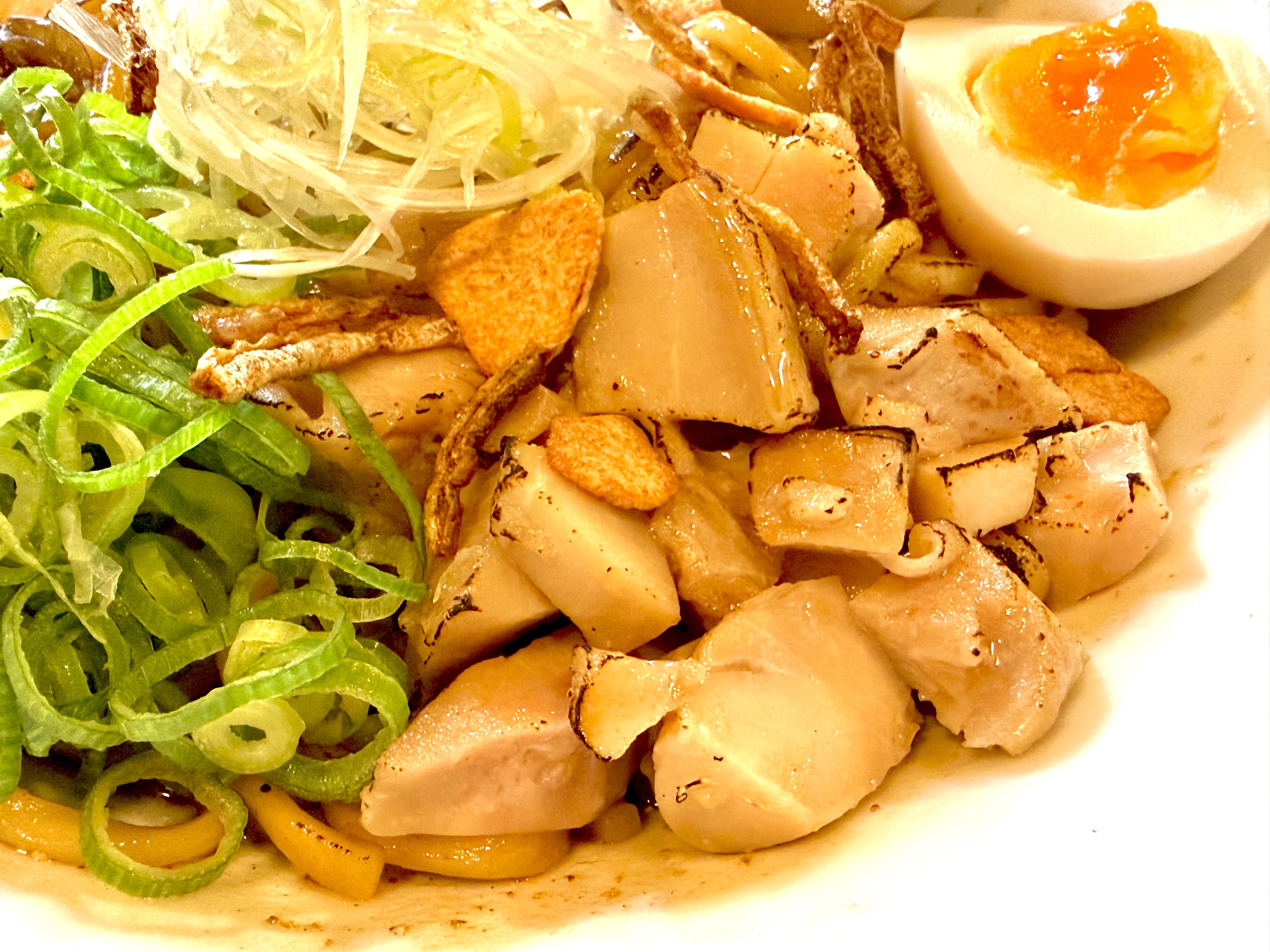 炙られた一口サイズのチャーシュー