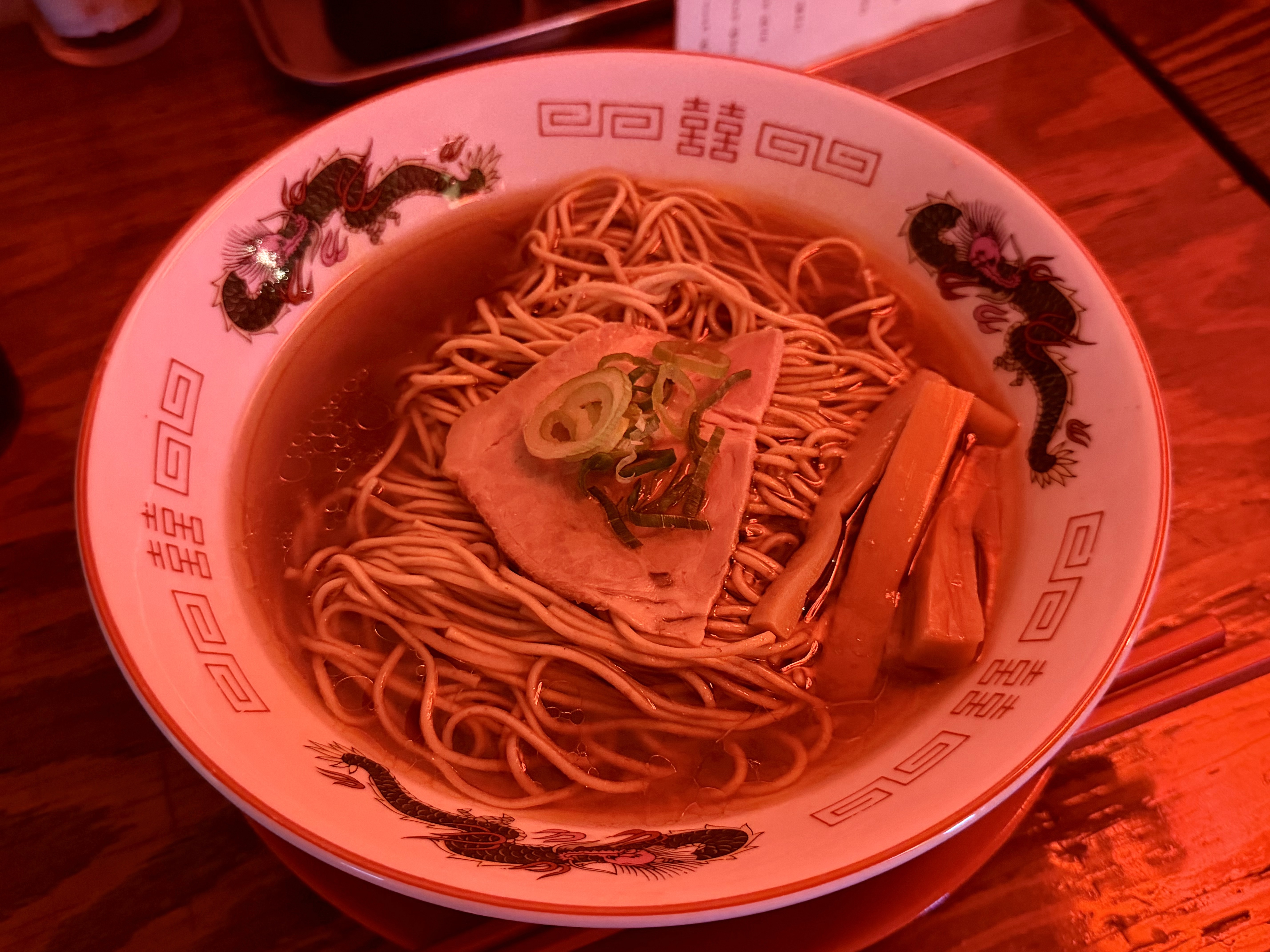真っ赤に見えるラーメン