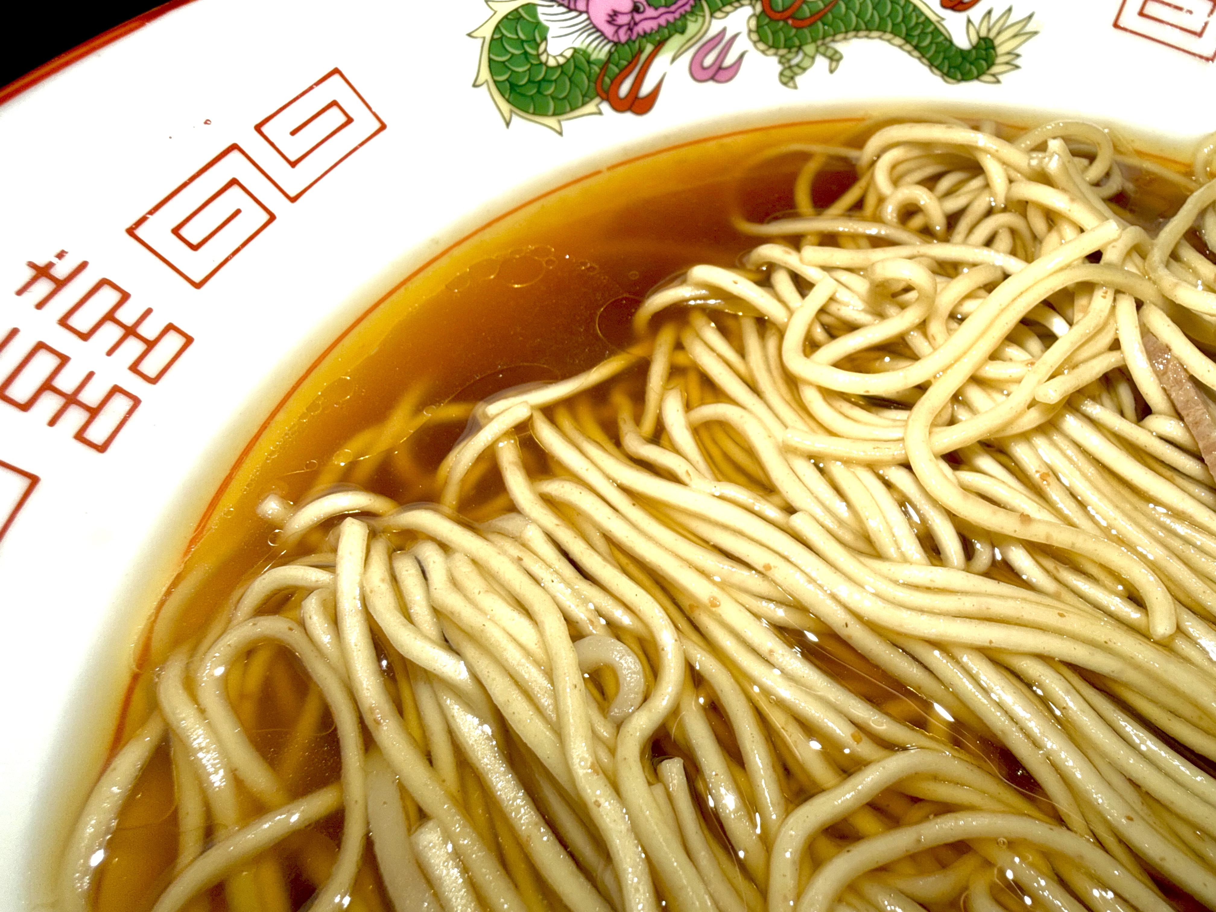 スープは鶏油入る煮干しスープ