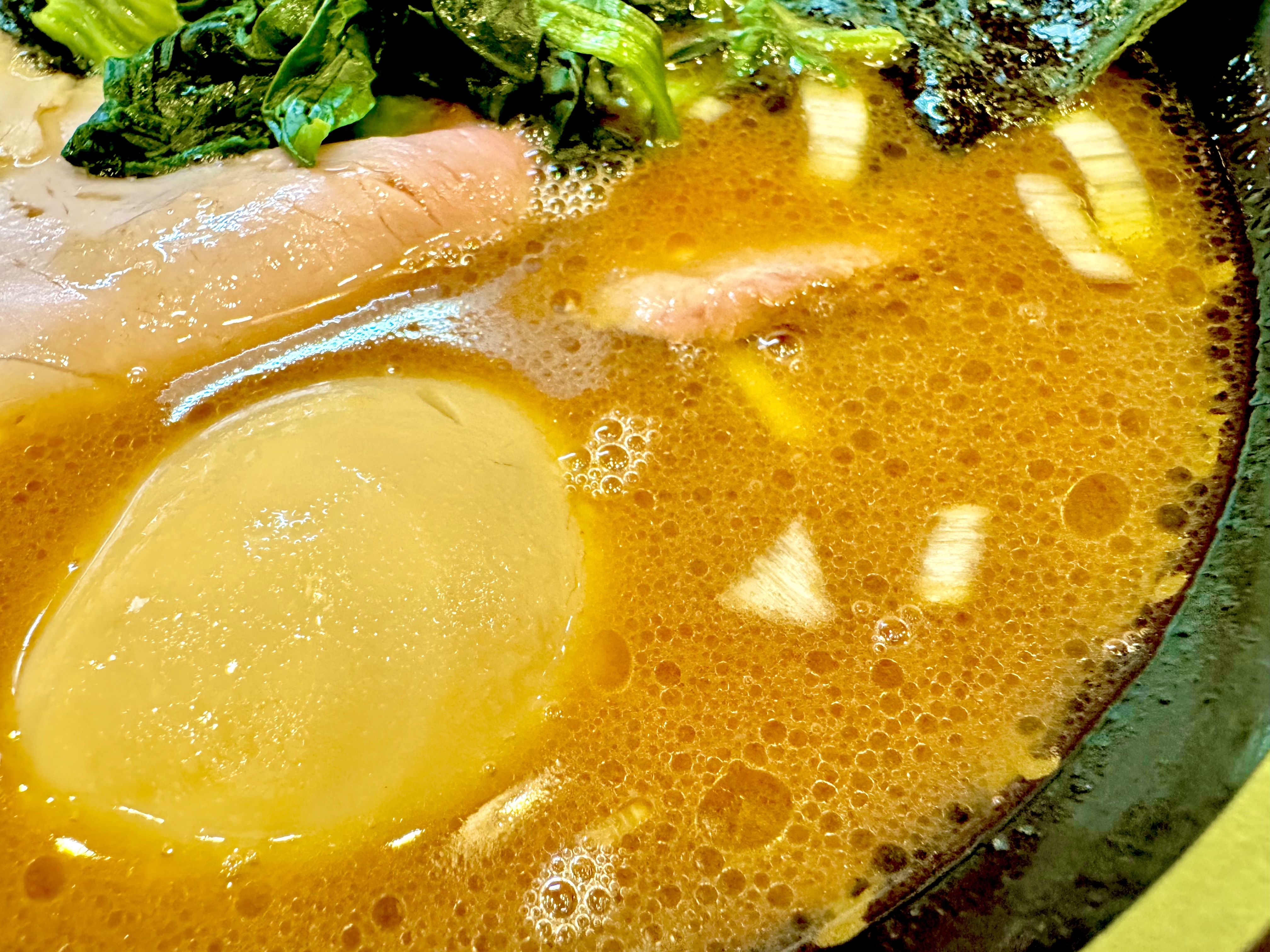 濃密な家系スープ