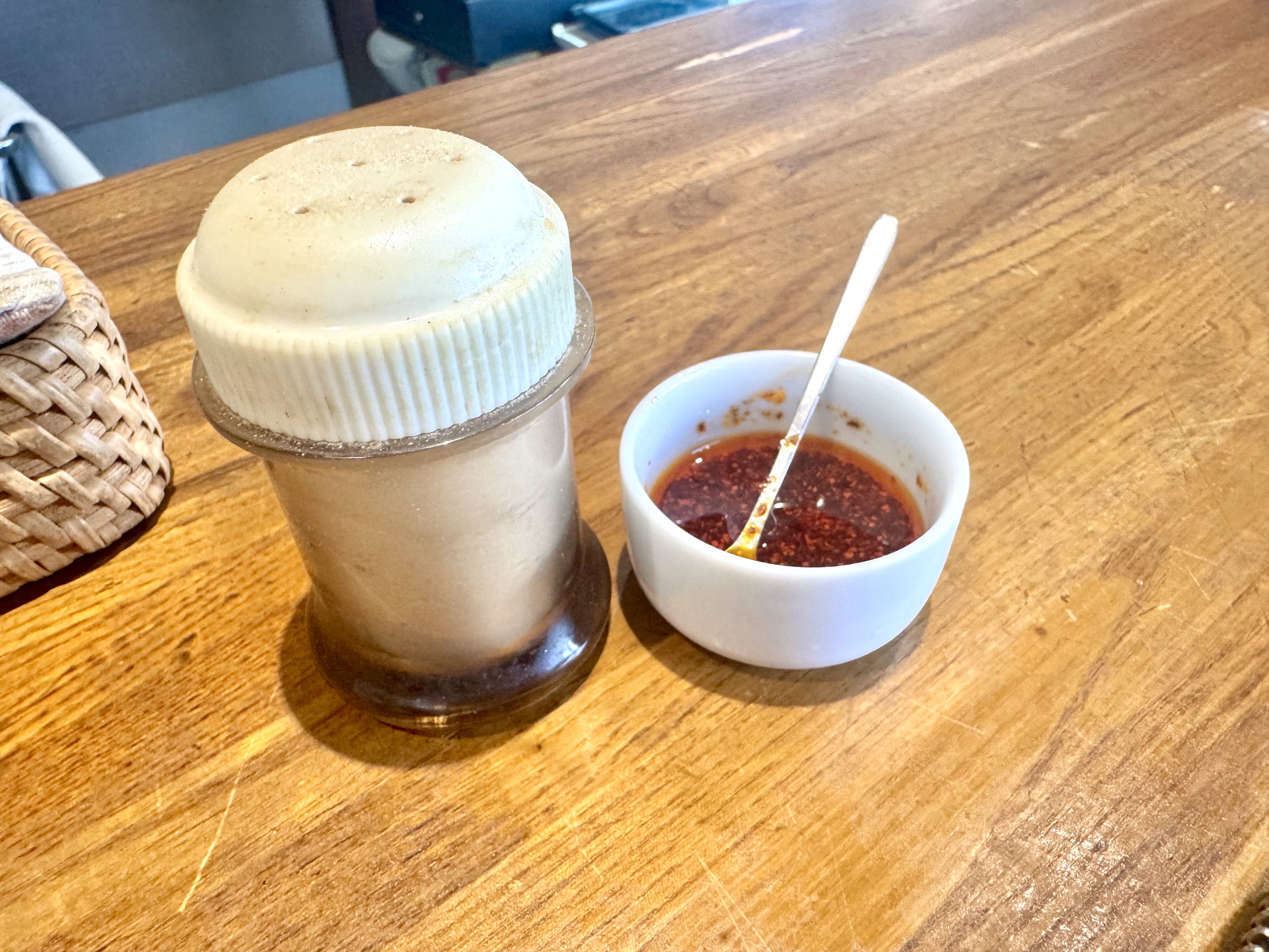 味変に使える辣油と白胡椒