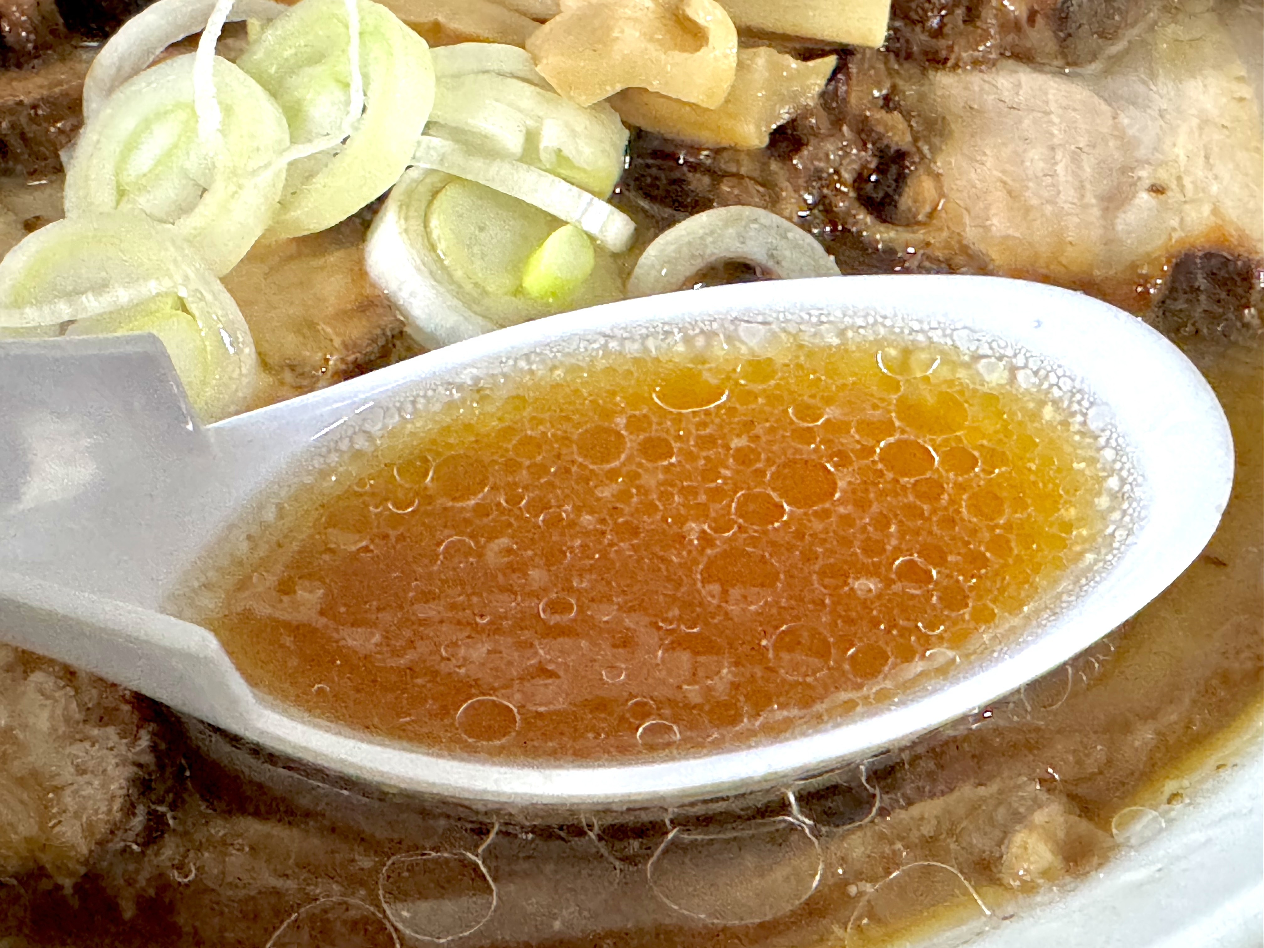 香ばしさある醤油スープ