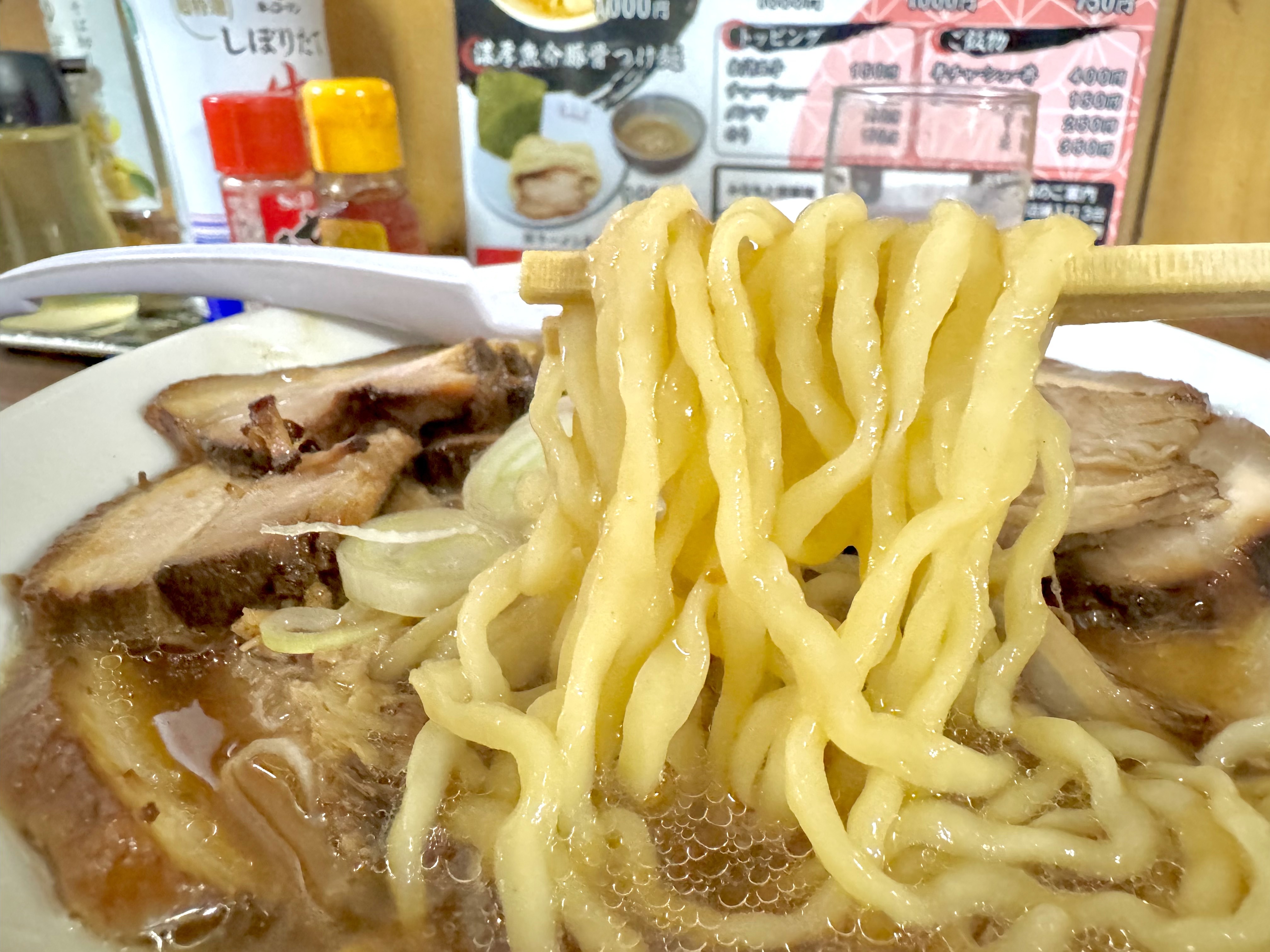 うえんでも使用する中太麺