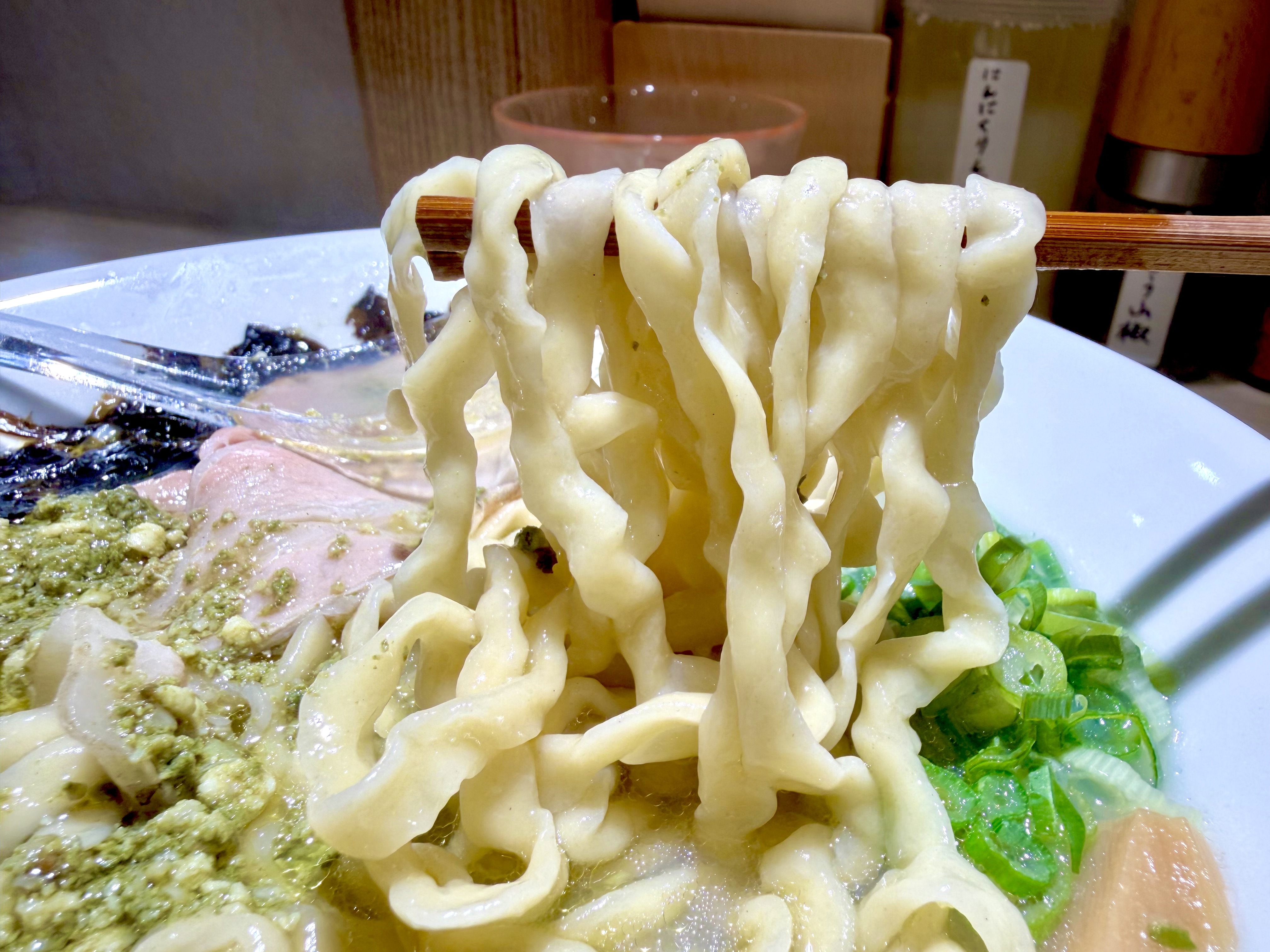 中太の平打ち麺