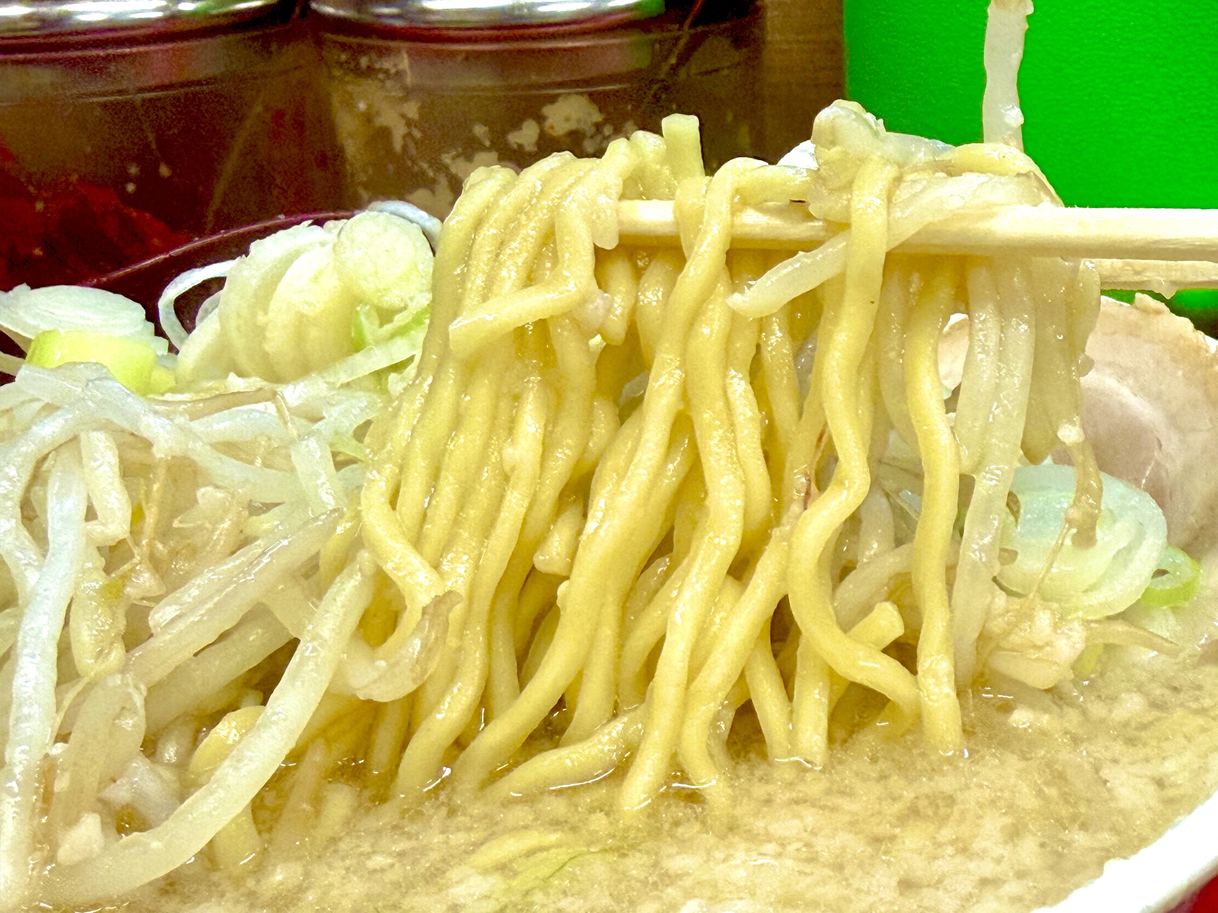 中細のざらつき感じる麺