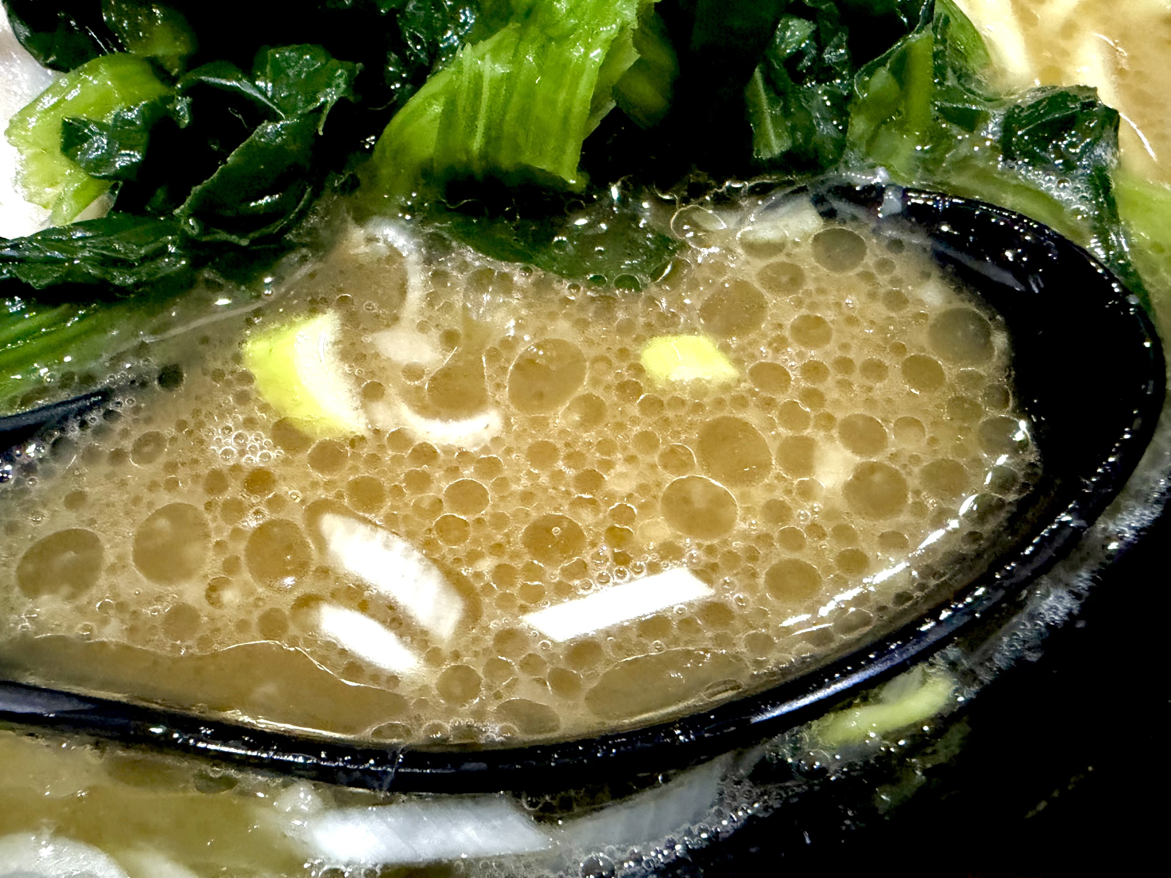 鶏油のコク感じるスープ