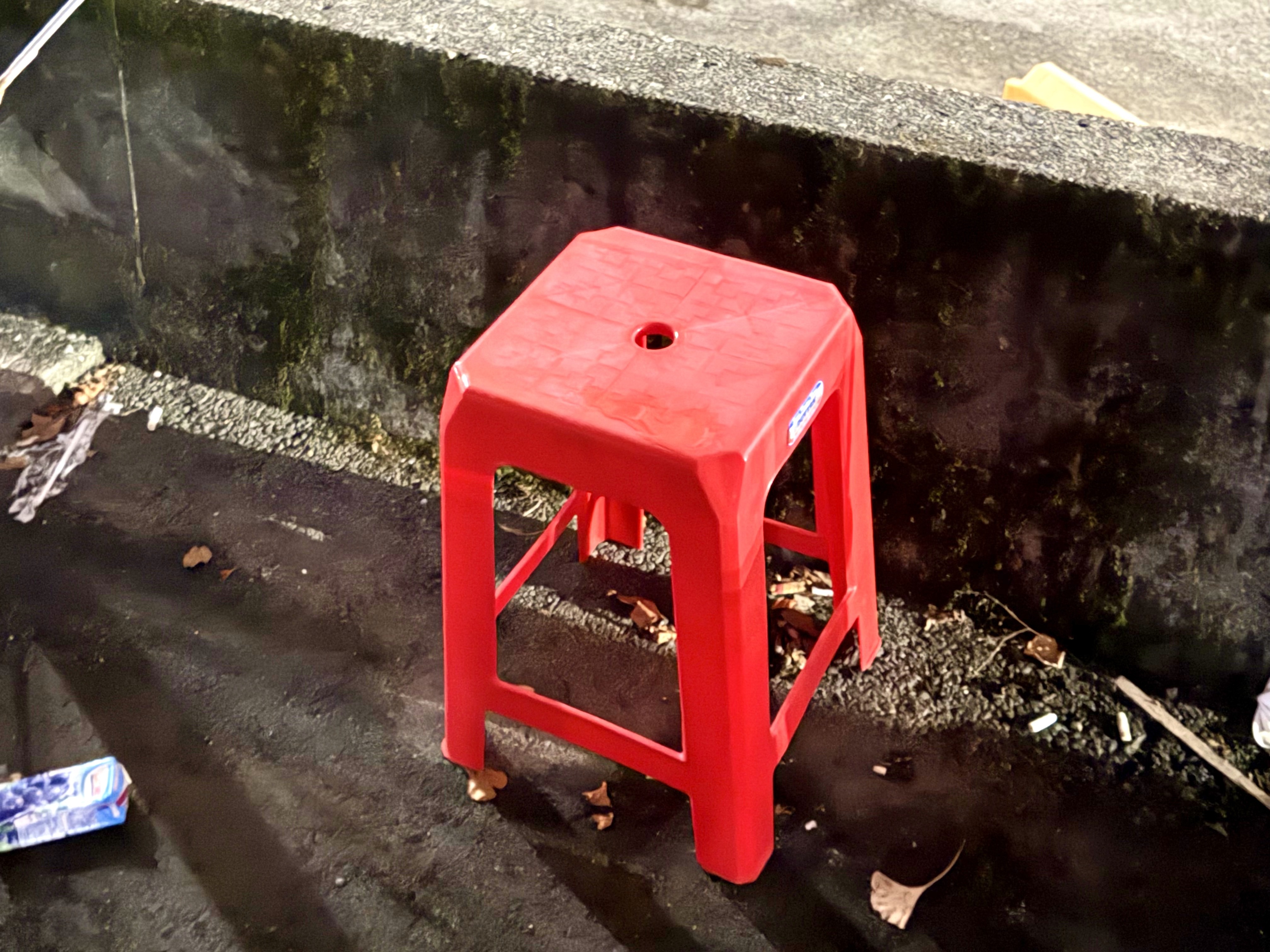 駐車スペース目印の椅子