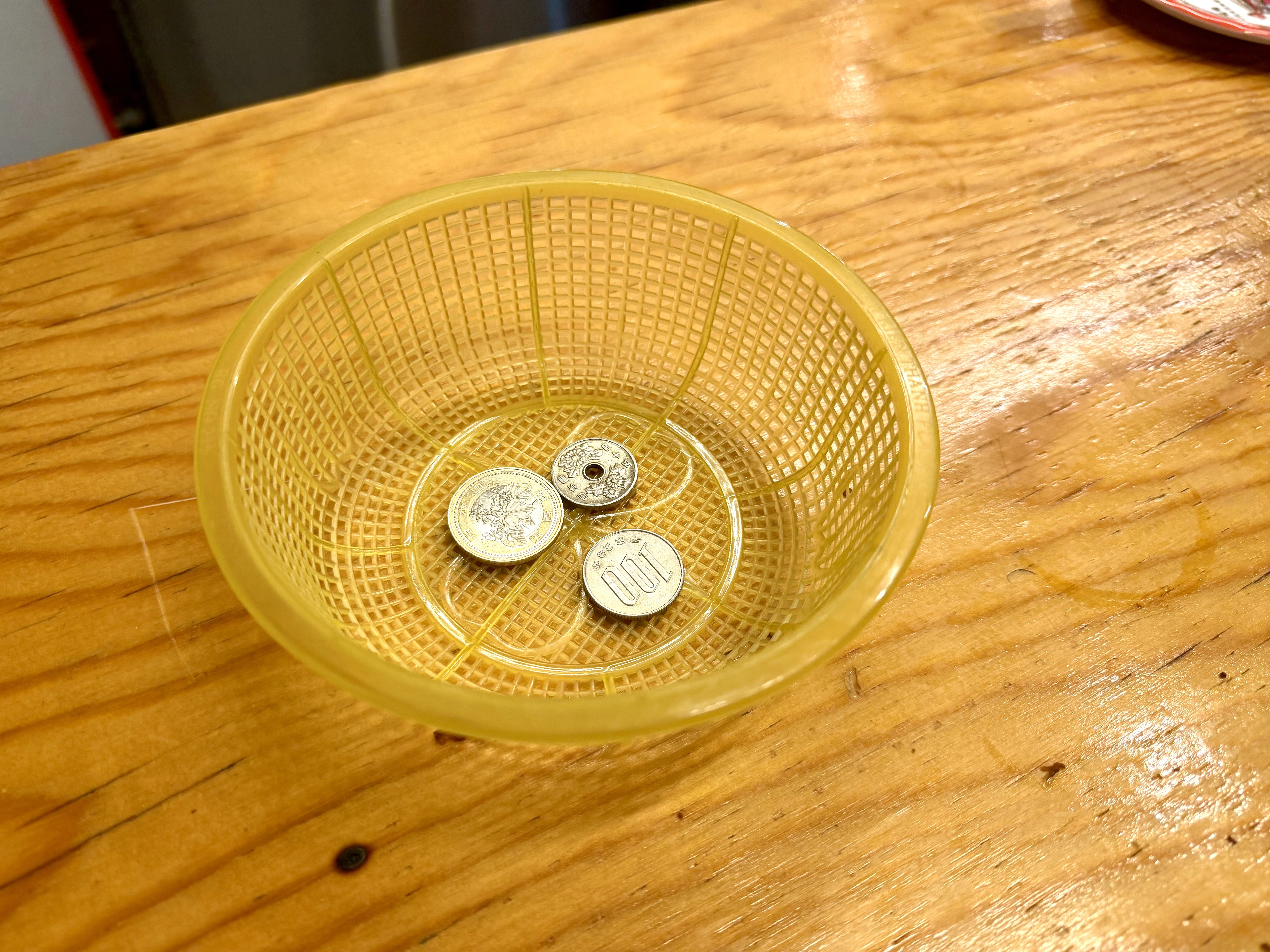 支払いやおつりは小ザルの中へ