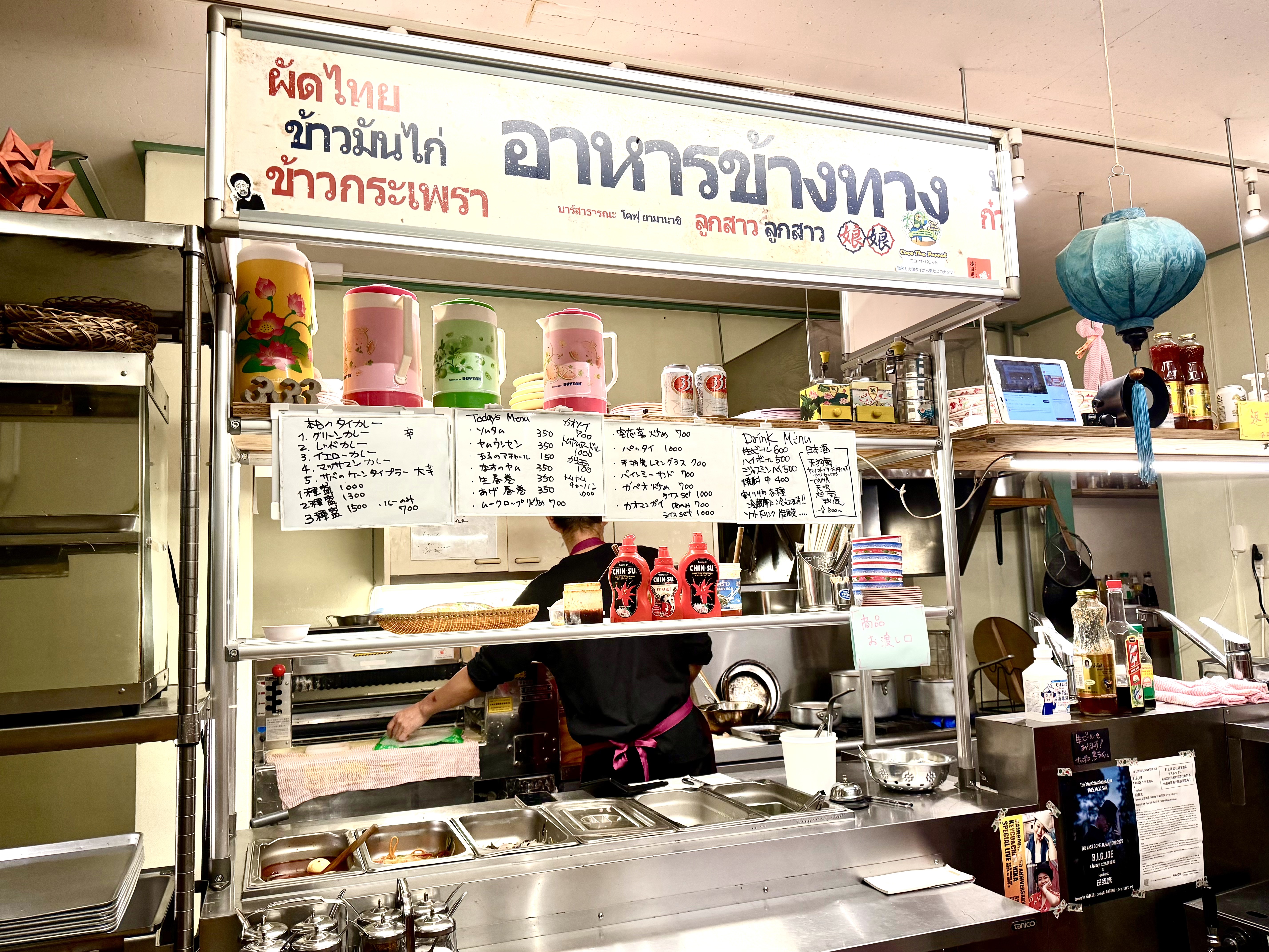 店内には屋台のようなつくり