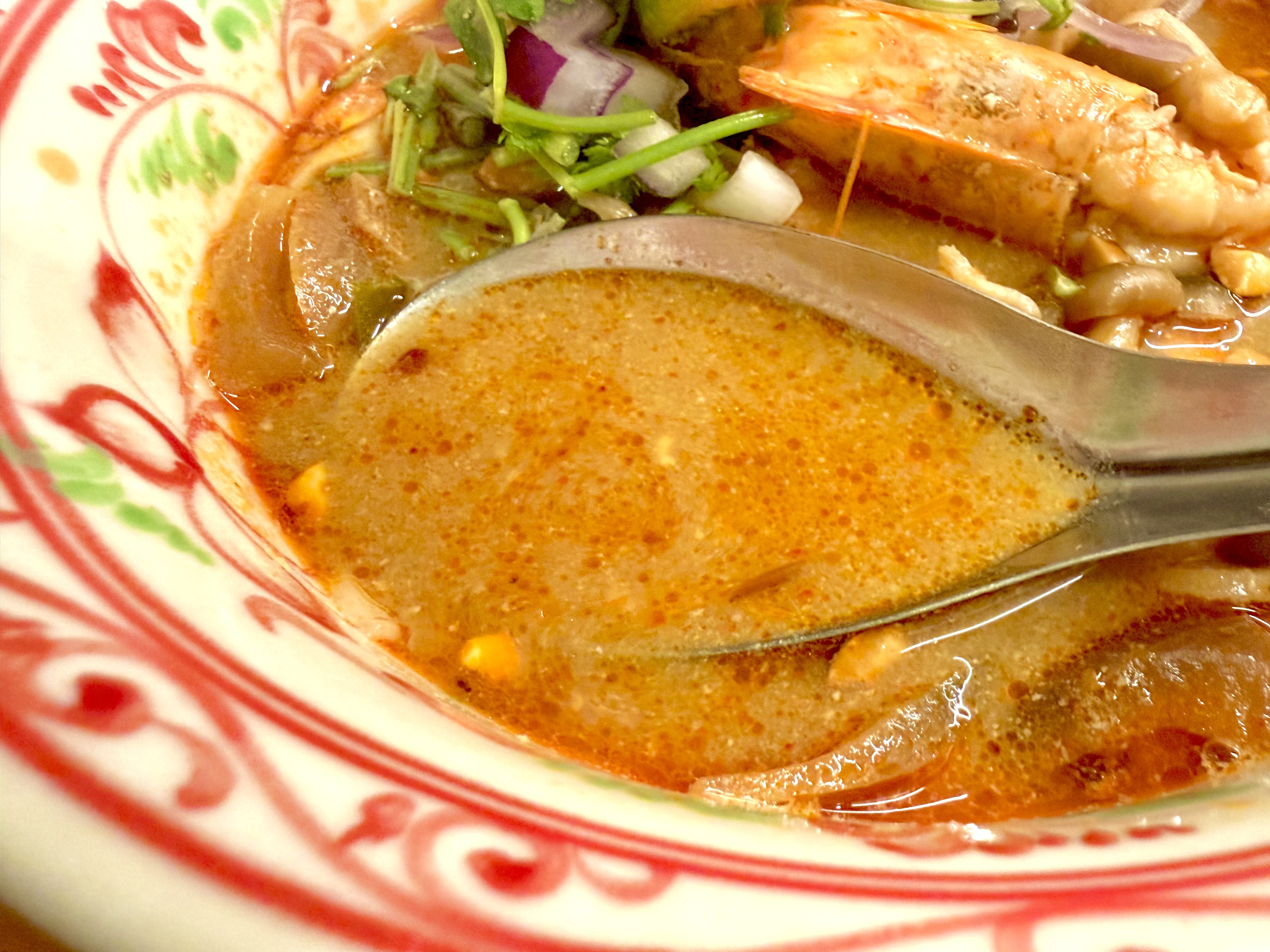 スパイシーさと酸味あるトムヤムスープ