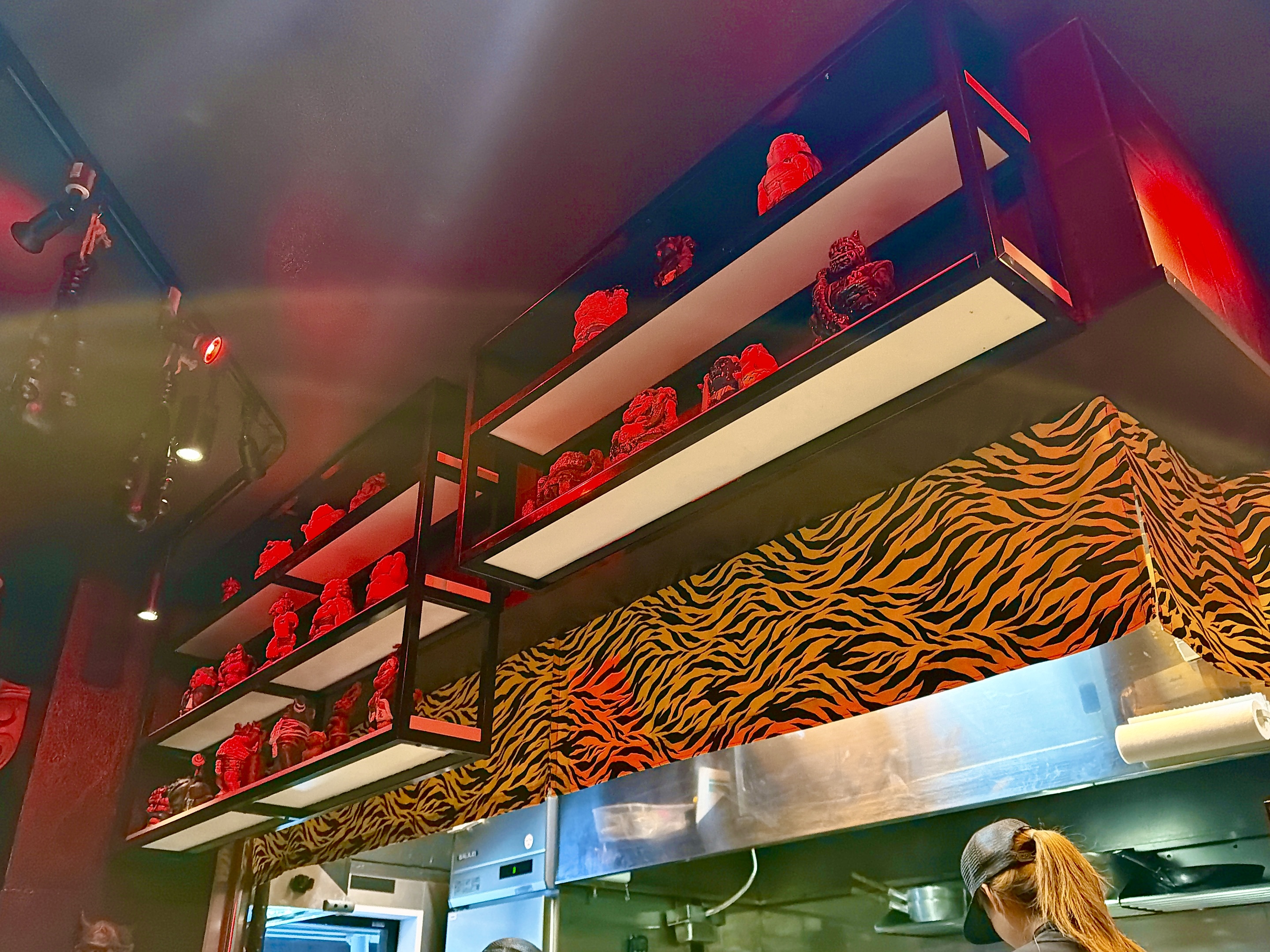 厨房上にも怖そうな鬼たち