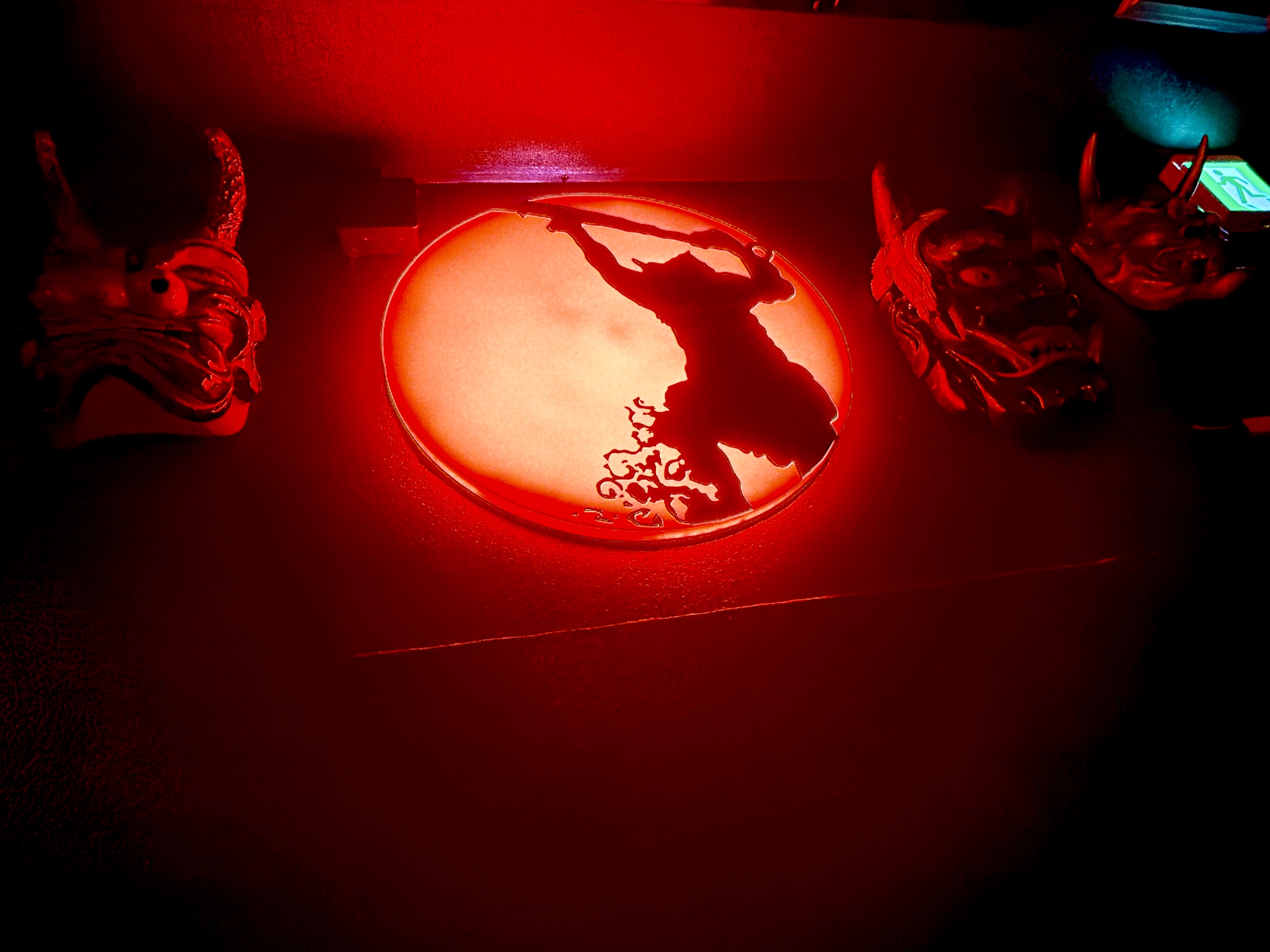 店内の真っ赤なあかり