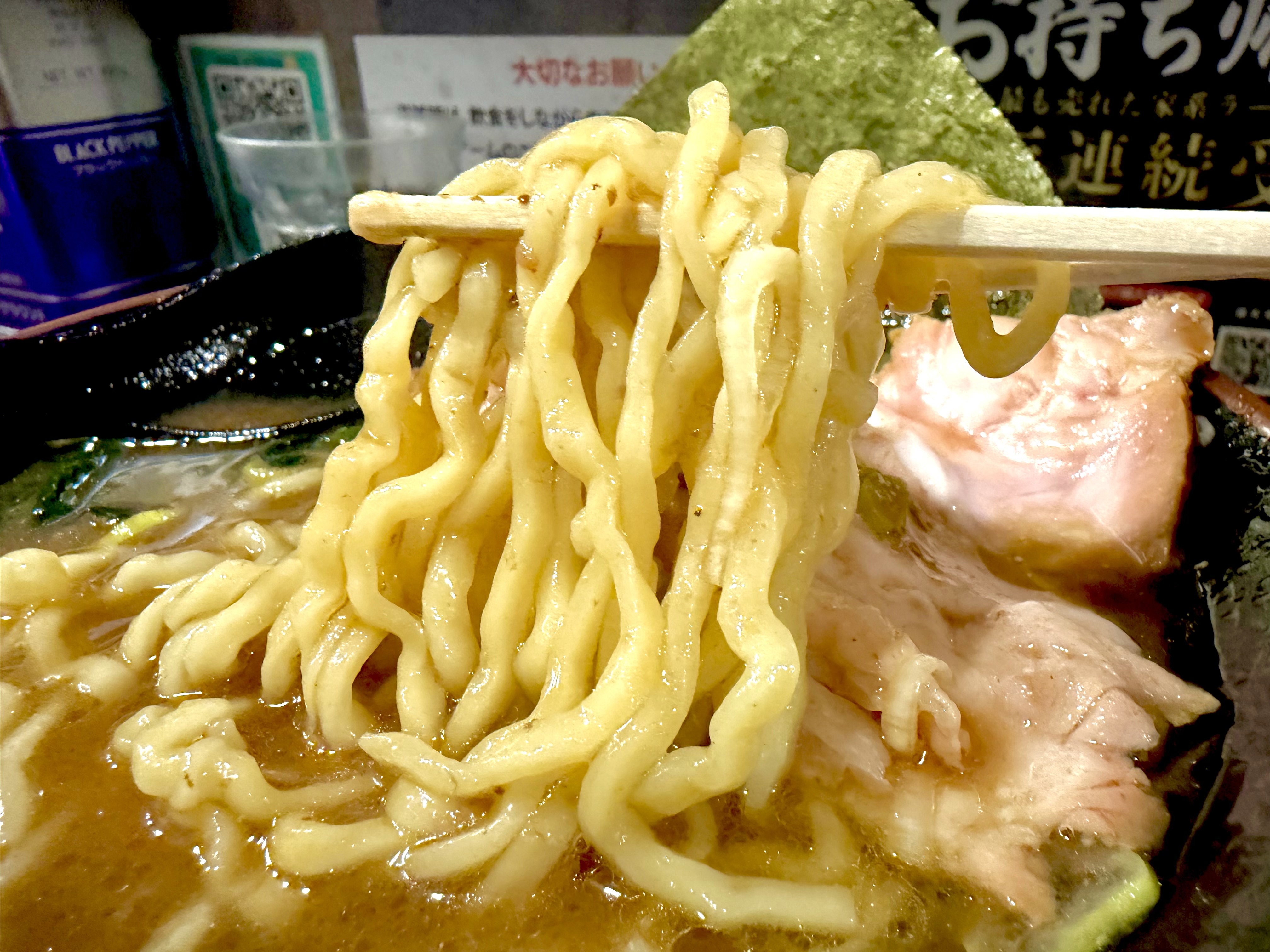 三河屋製麺と共同開発したわいず特製麺