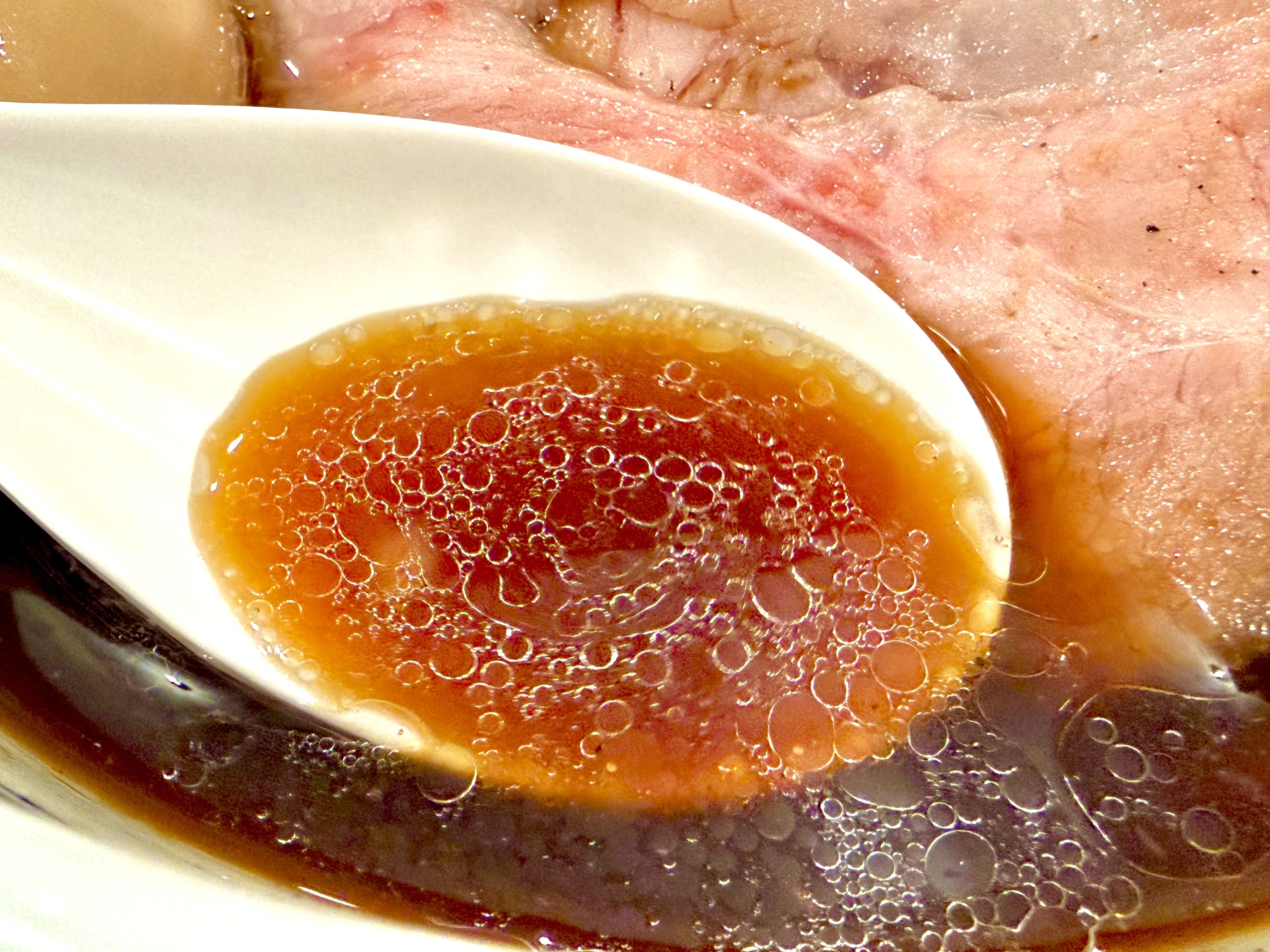 濃い色のスープ