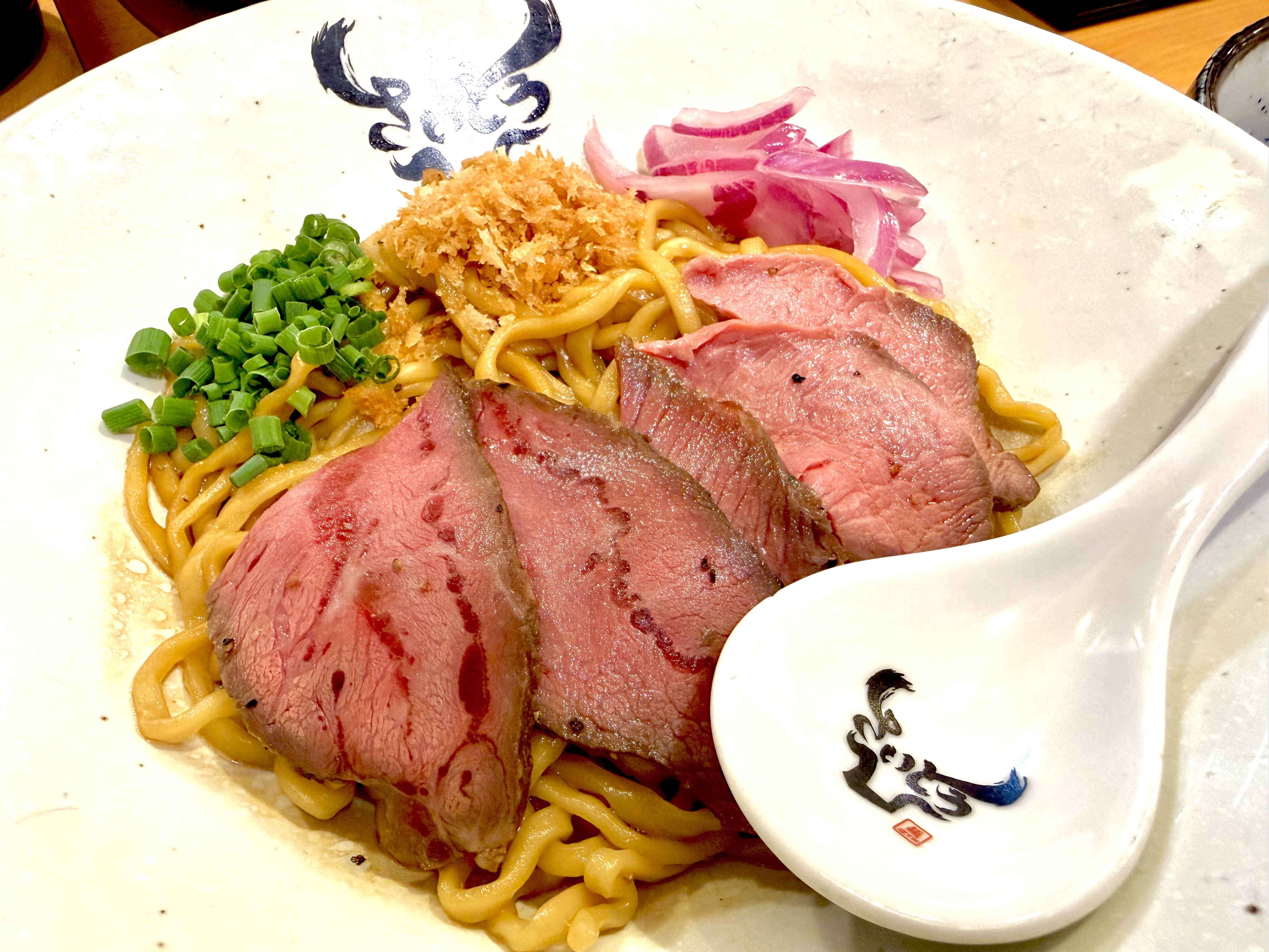 色鮮やかな丼顔