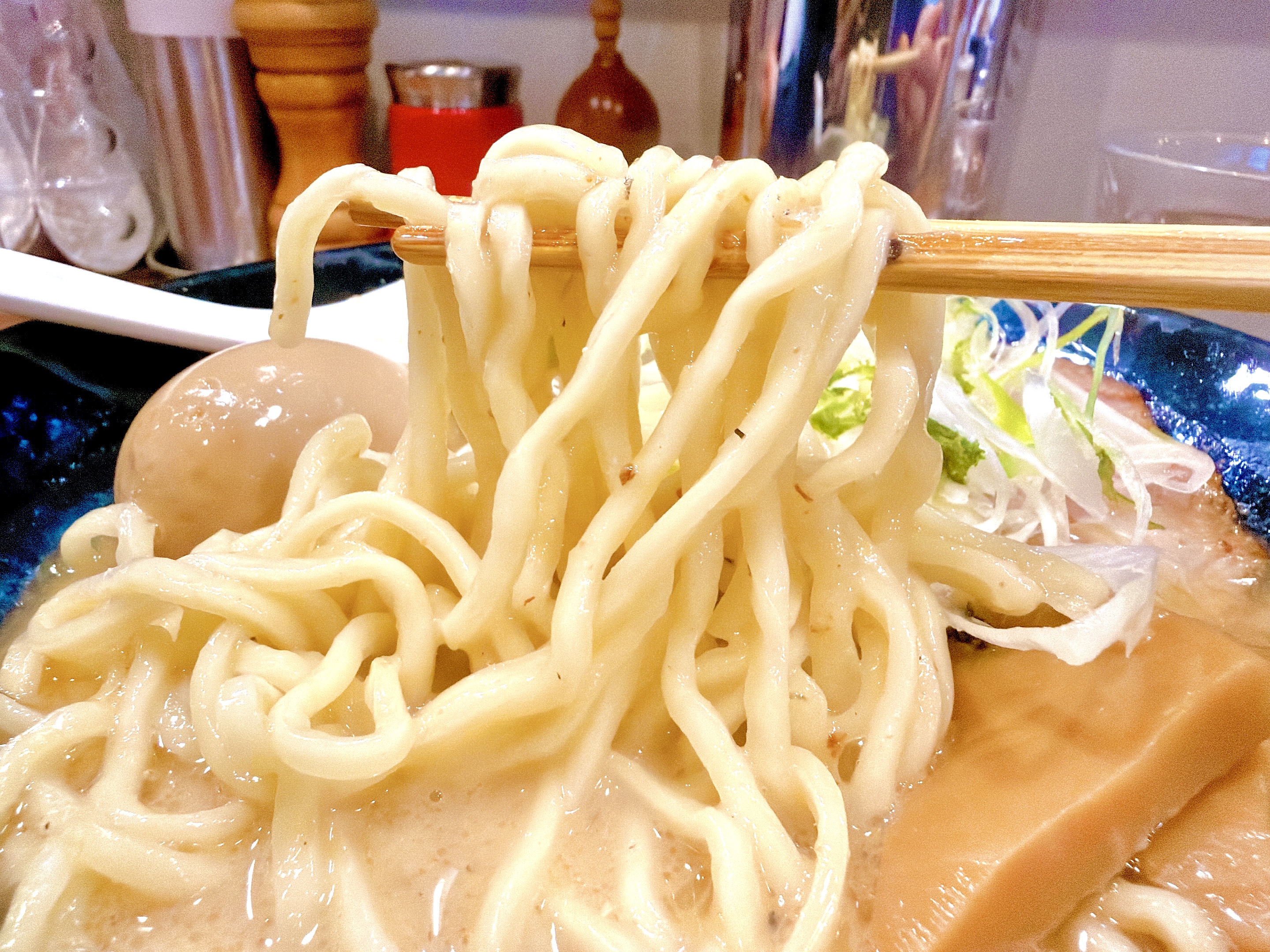 自家製の丸みある麺