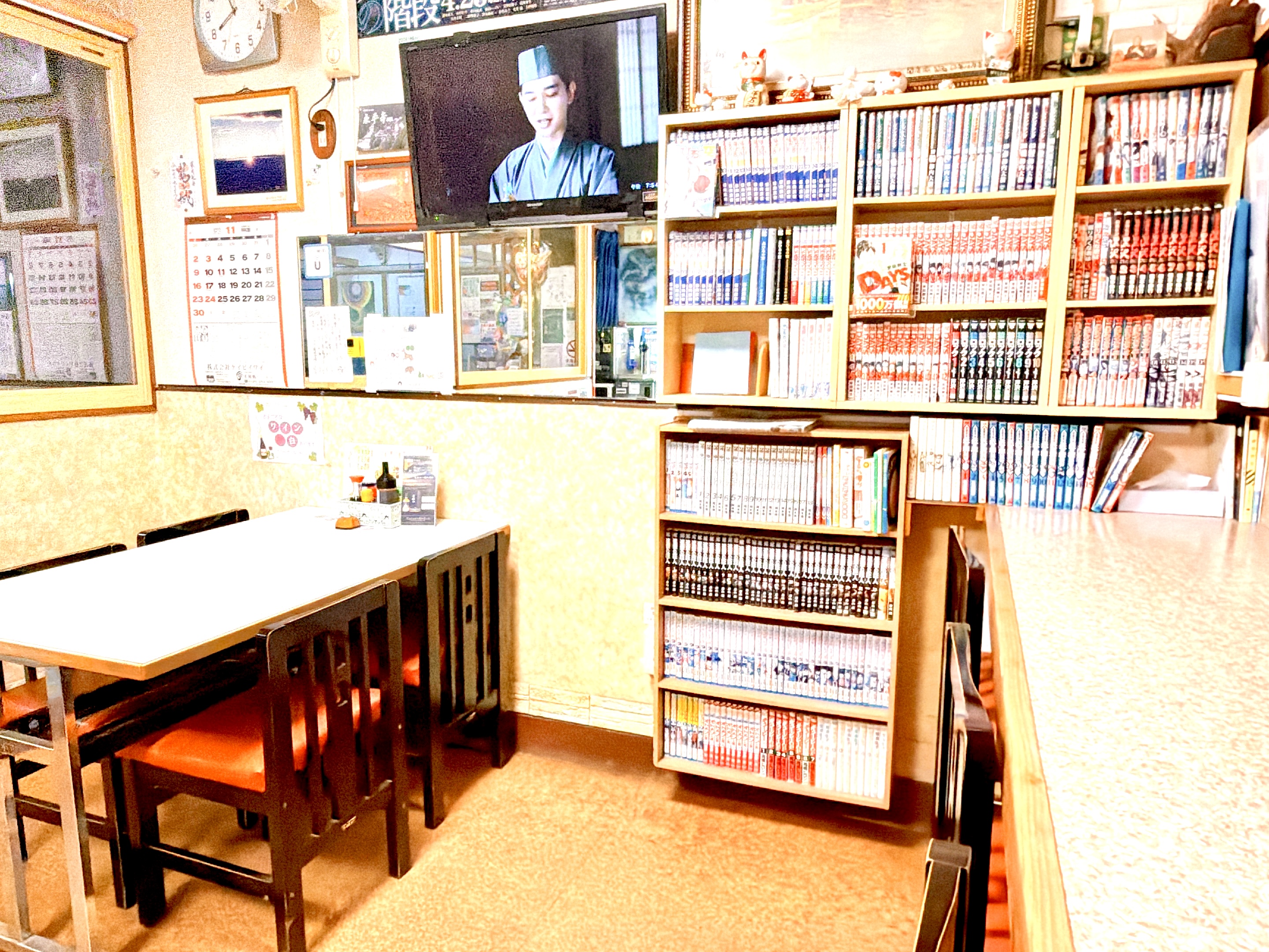 カウンター席とテーブル席