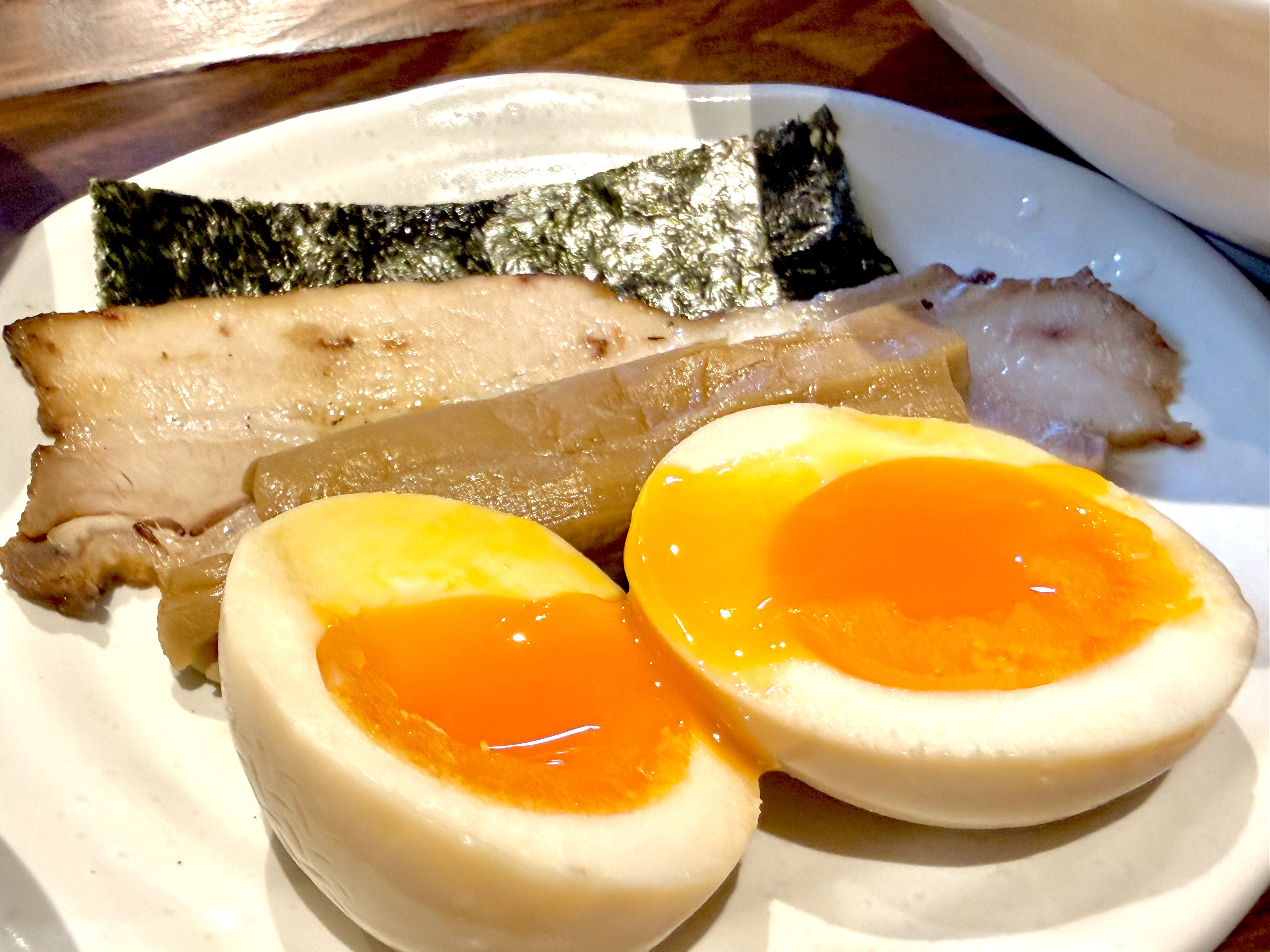 別皿のチャーシューと味玉