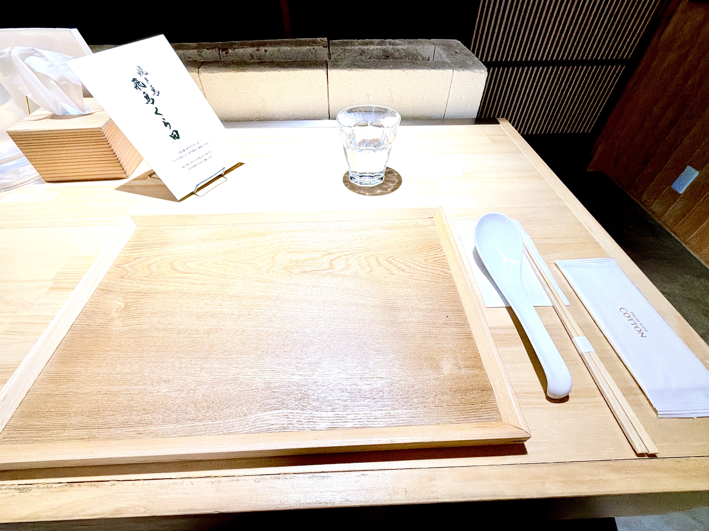 カウンター席のお盆