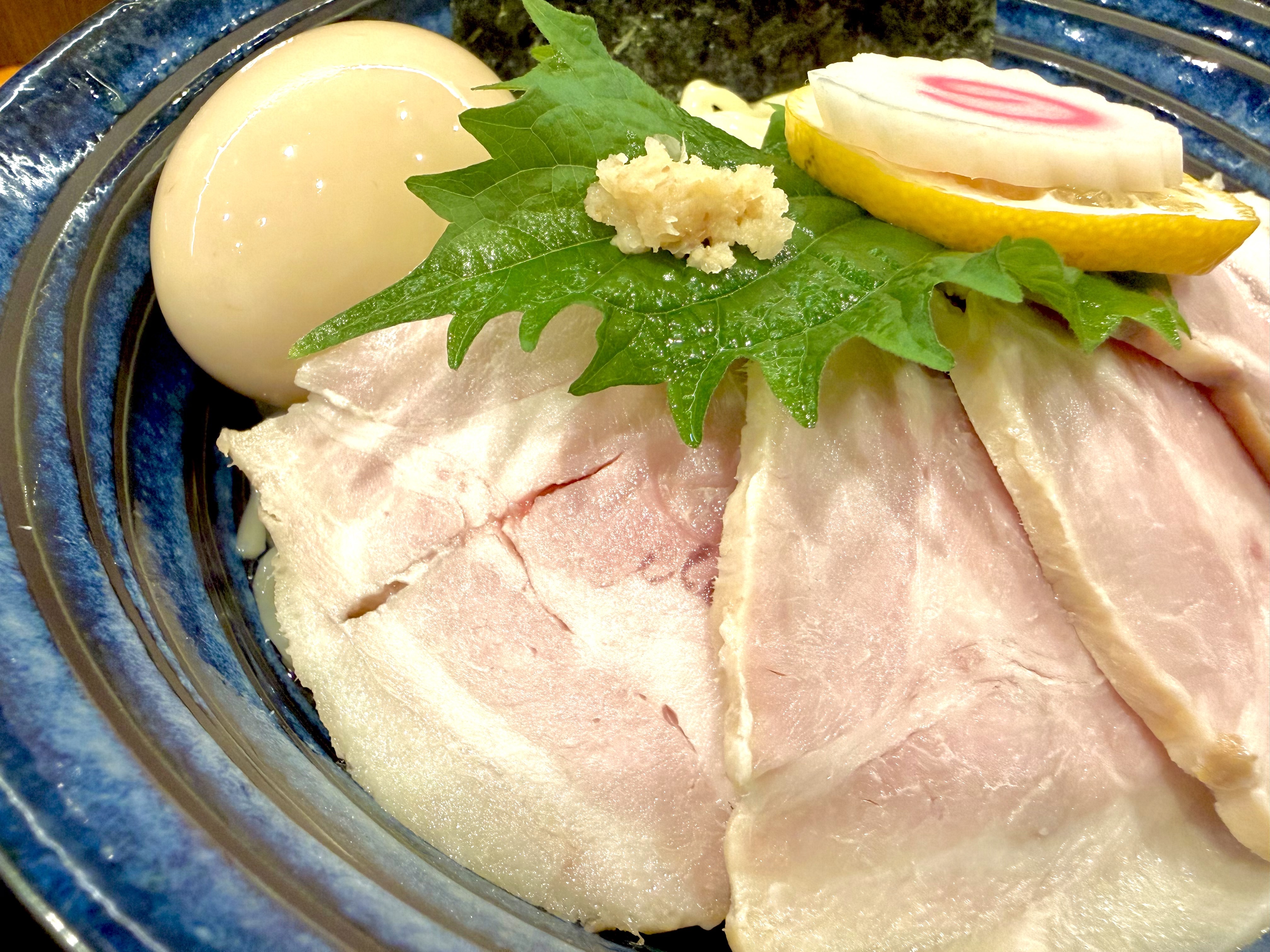 大葉と生姜が乗る