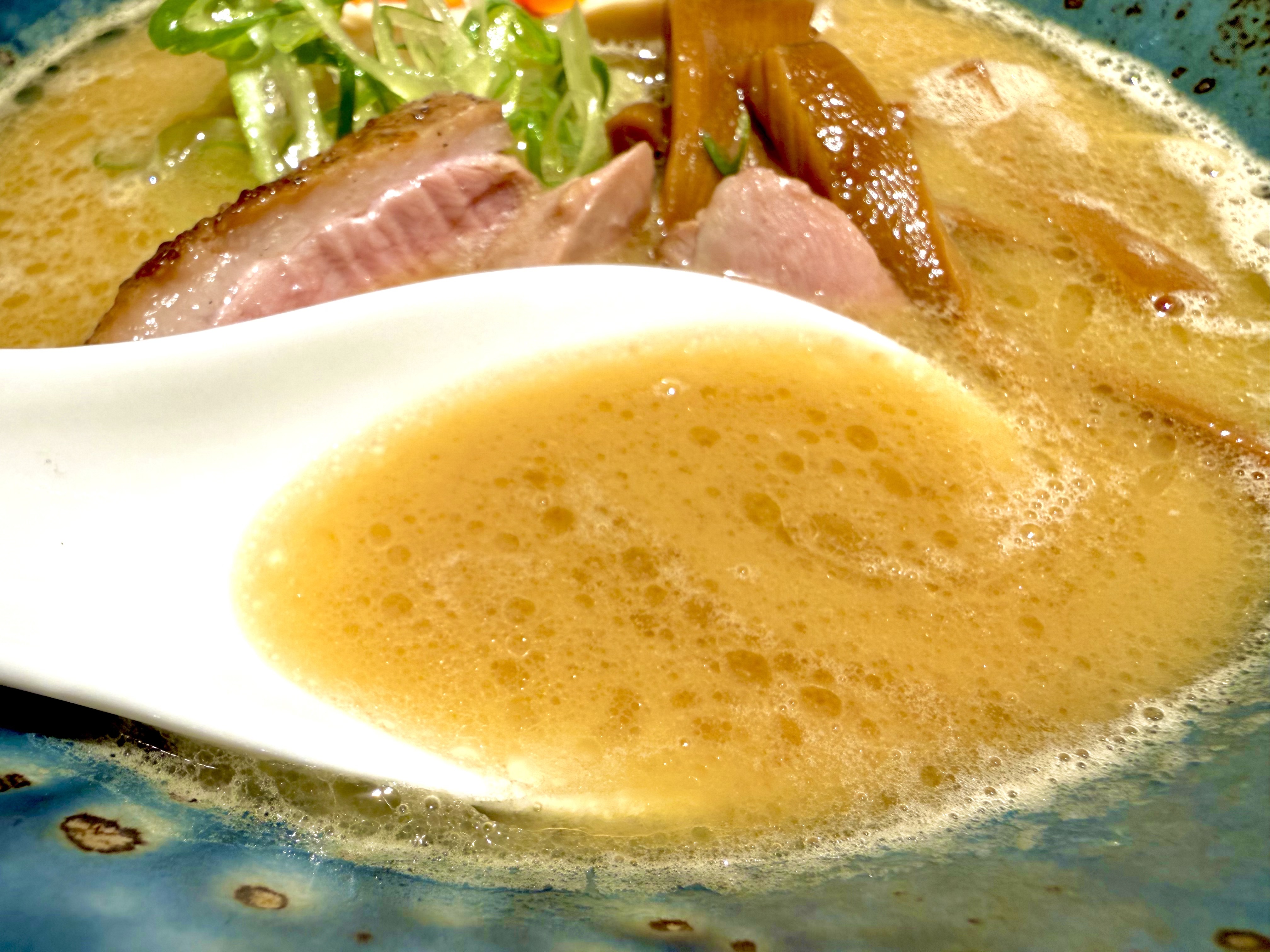 濁りある鴨白湯スープ