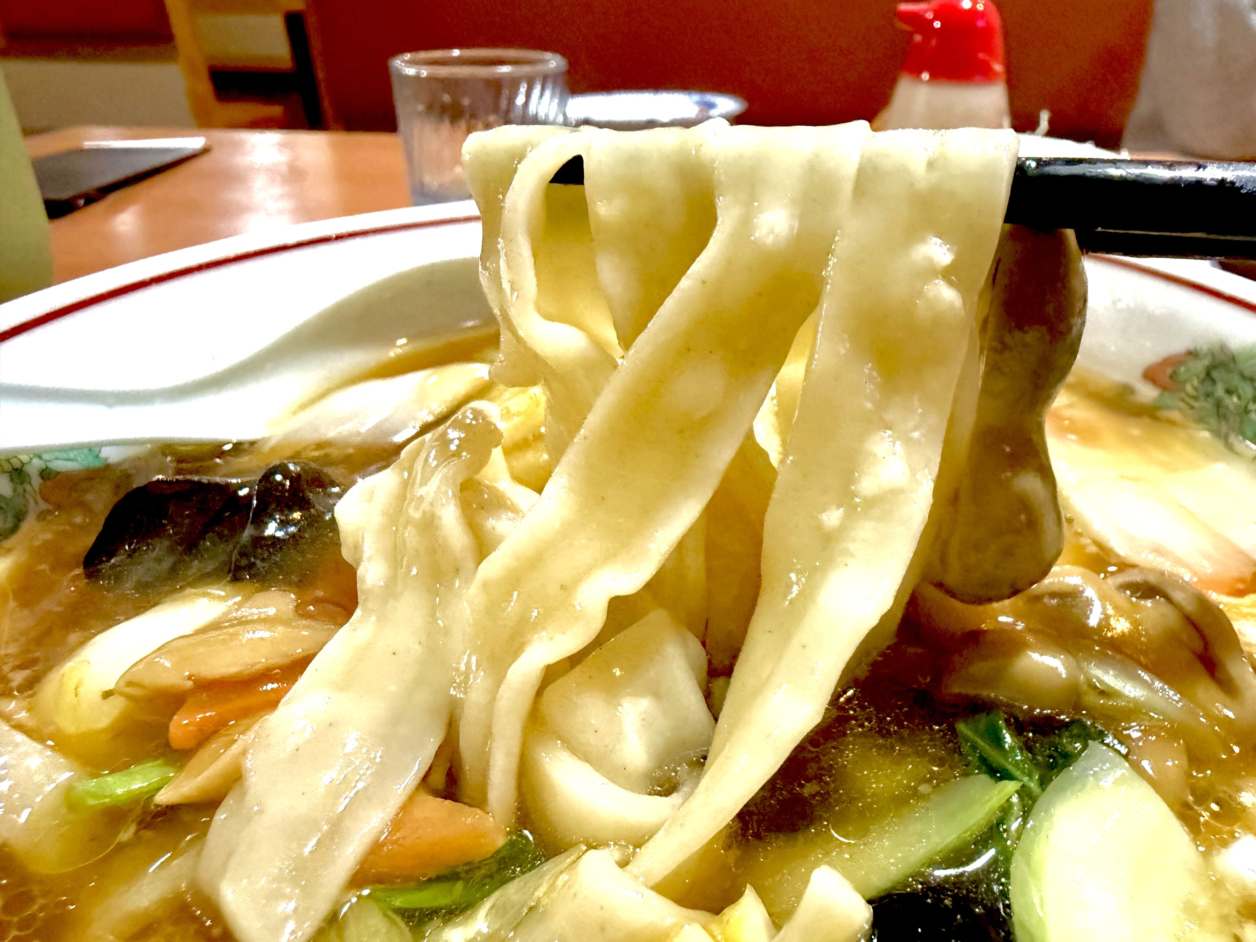 ほうとうのような幅広の麺