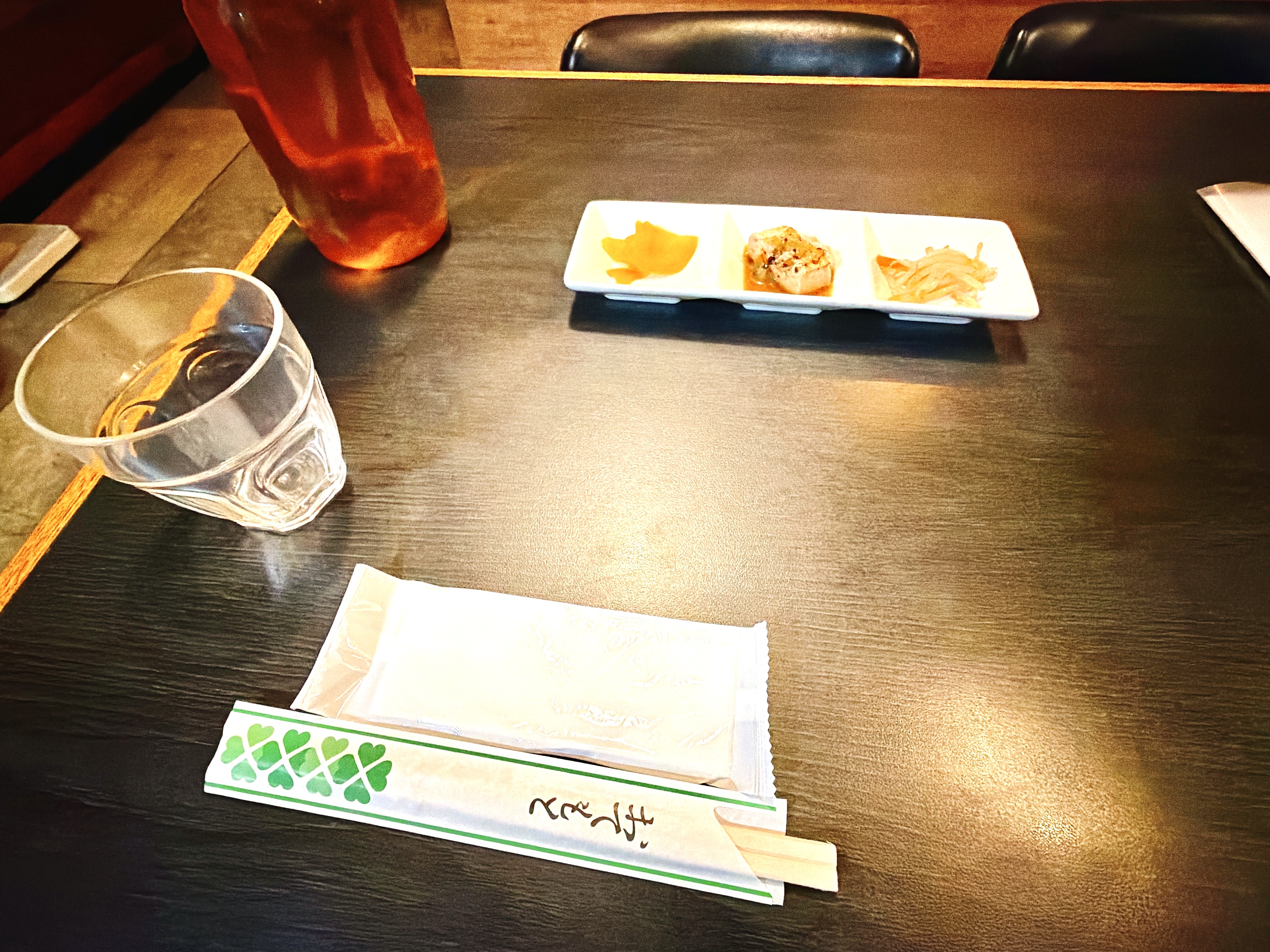 座席にはお通しが置かれる