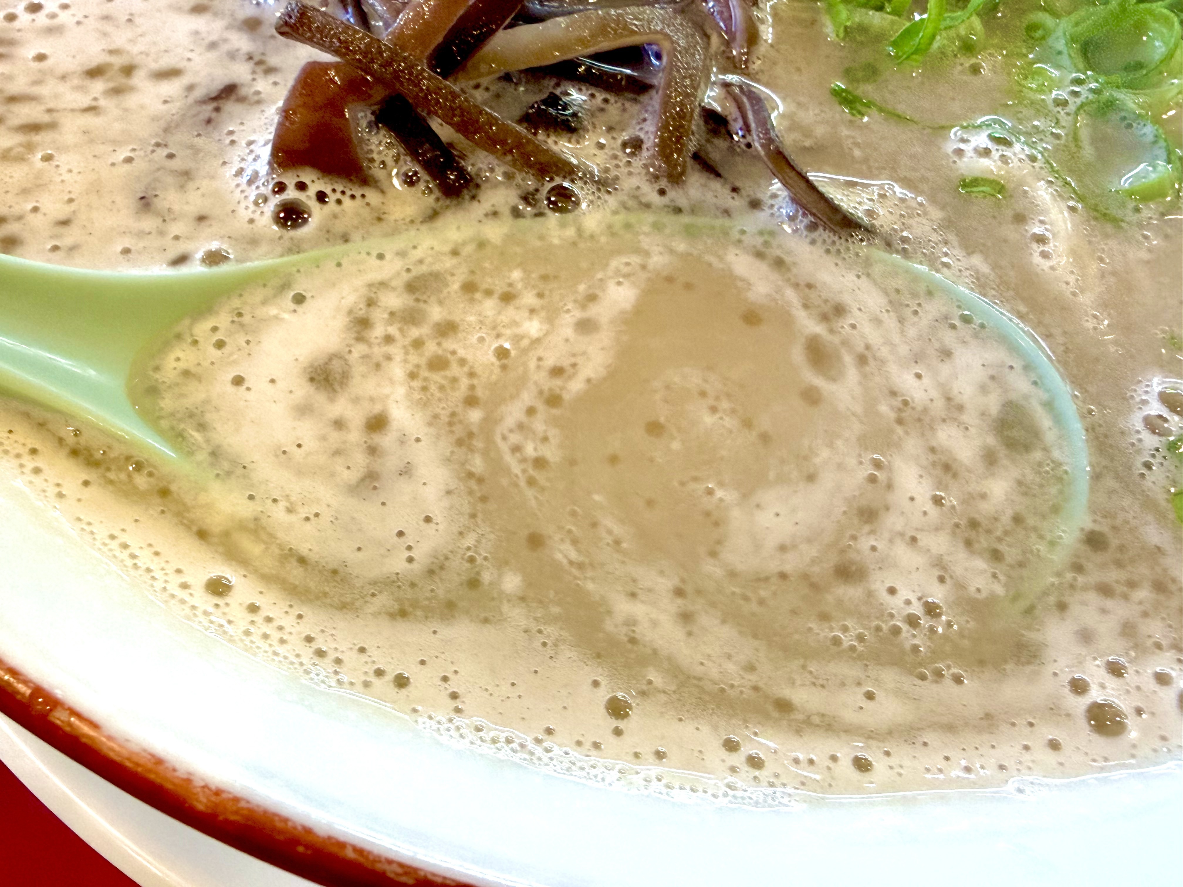 白濁した豚骨スープ